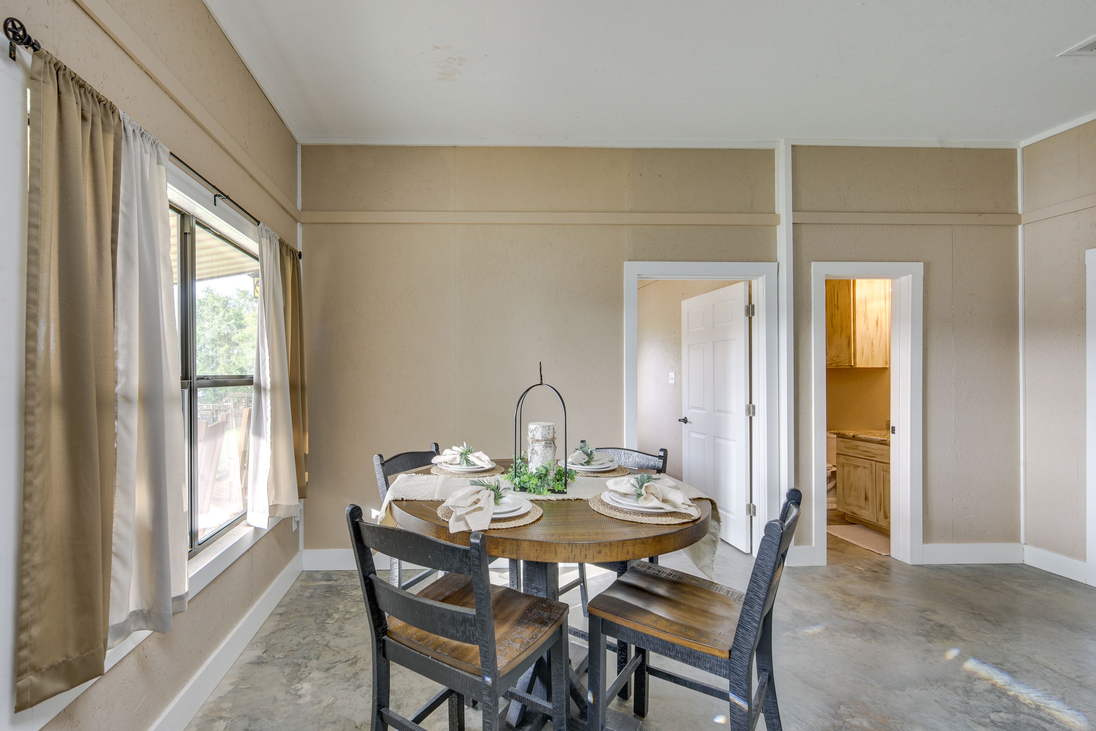 Dining Area | Dishware & Flatware Provided