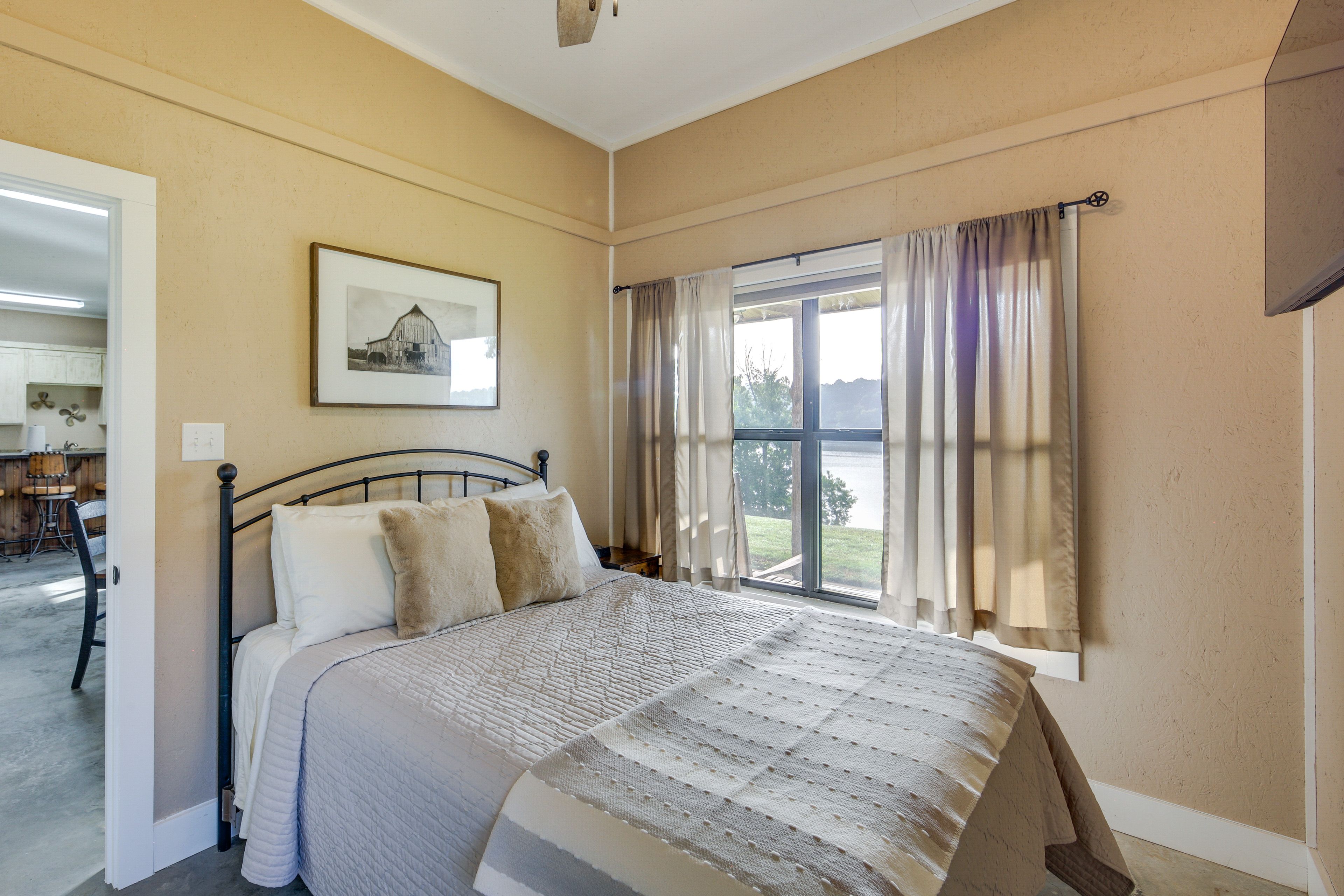 Bedroom | Queen Bed | Smart TV | Linens Provided