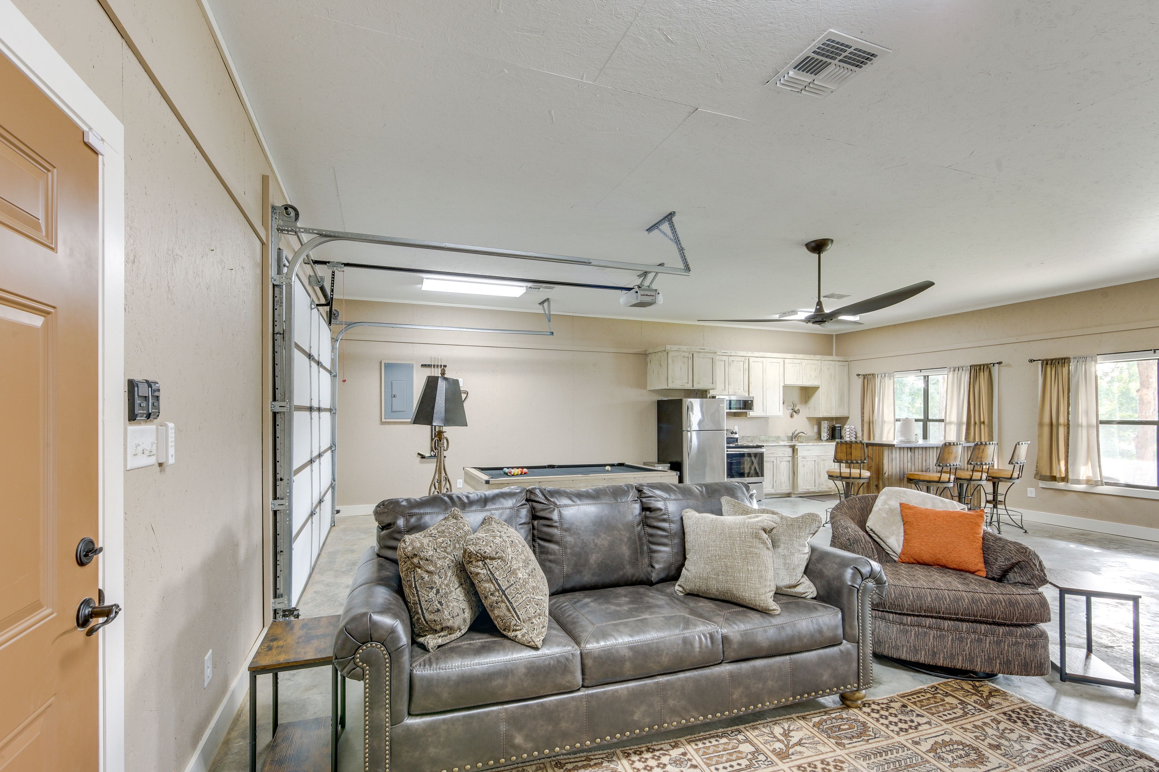Living Room | Queen Sleeper Sofa | Smart TV | Free WiFi