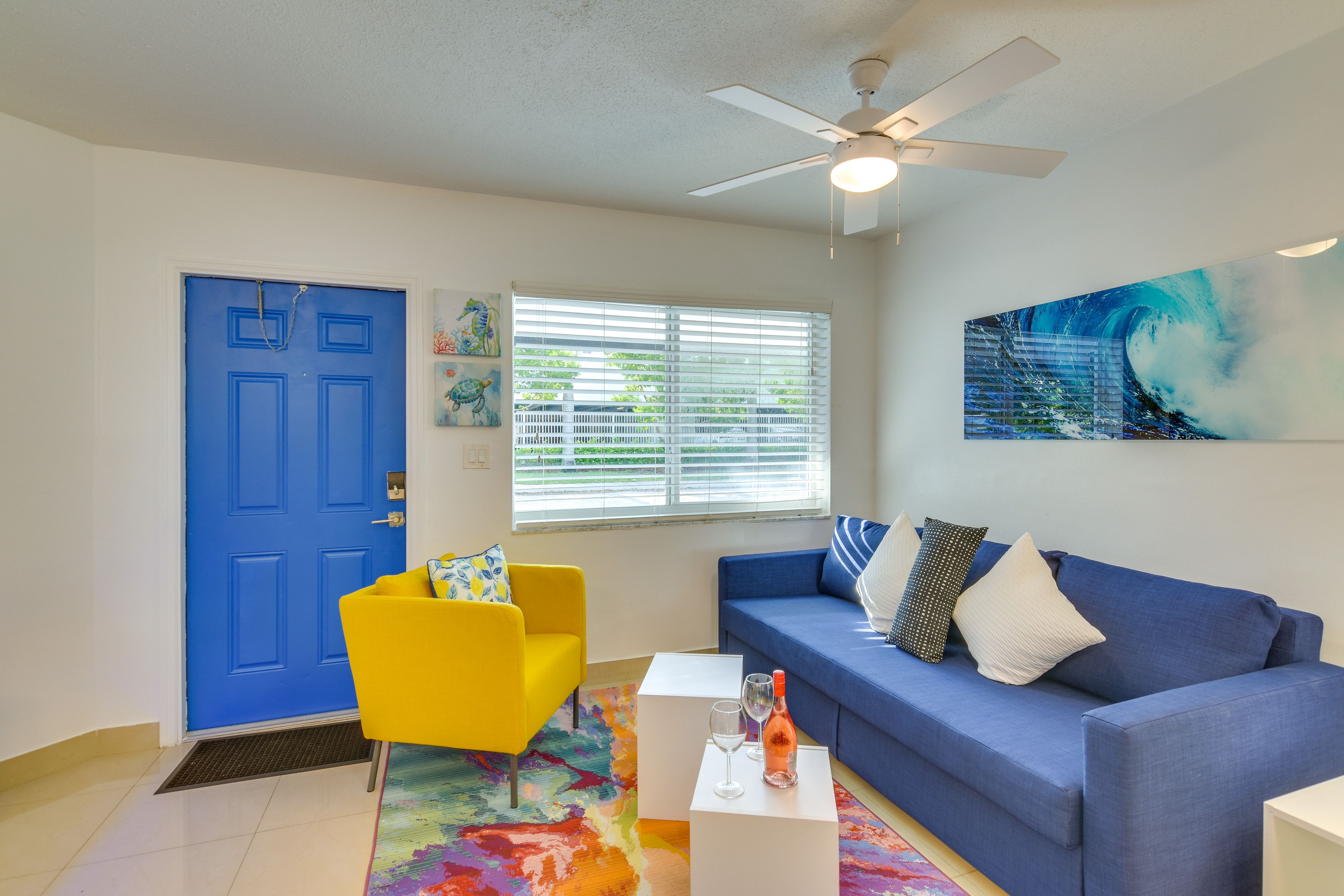 Living Room | Smart TV | Free WiFi | Central A/C | Queen Sleeper Sofa