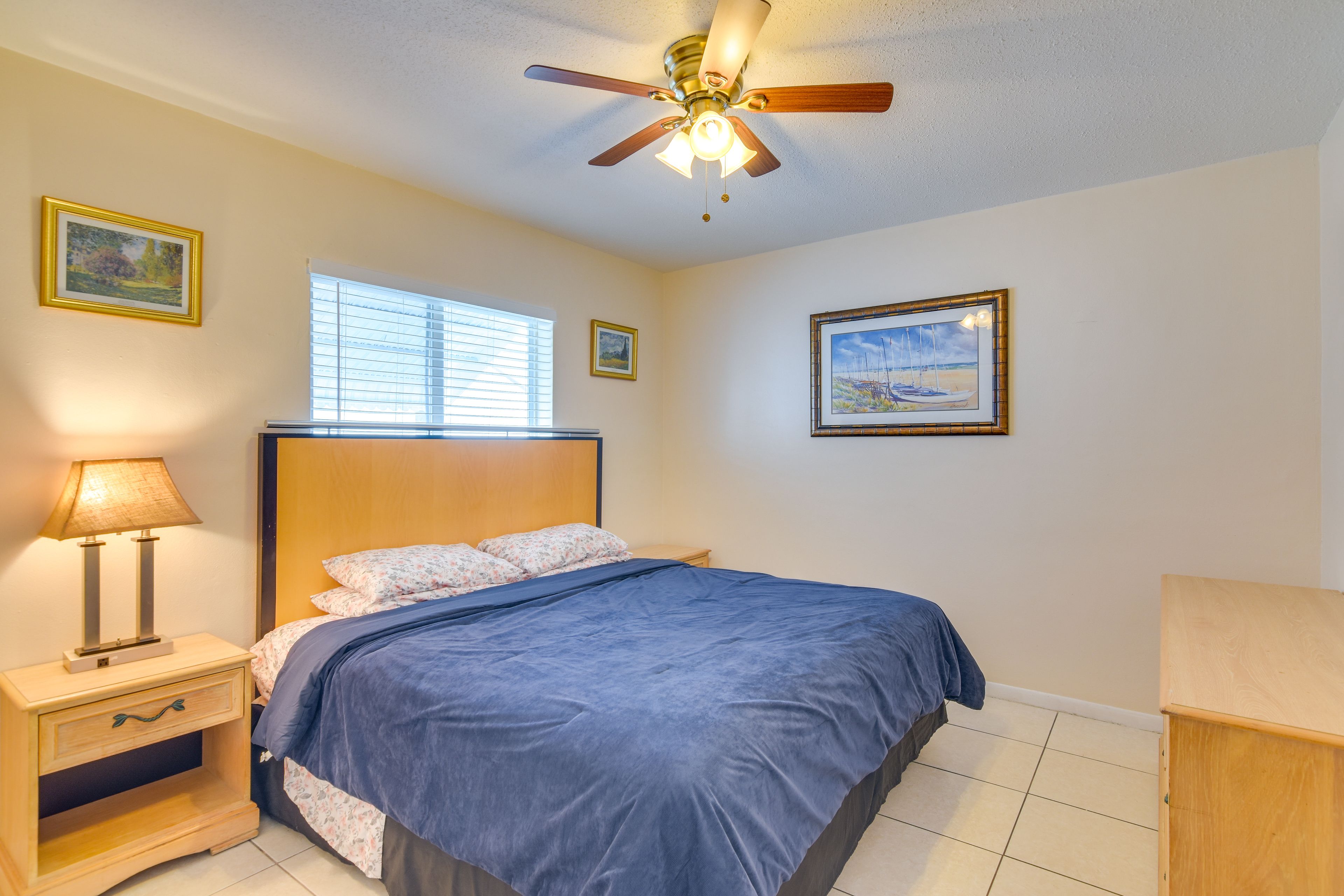 Bedroom | King Bed | Linens Provided