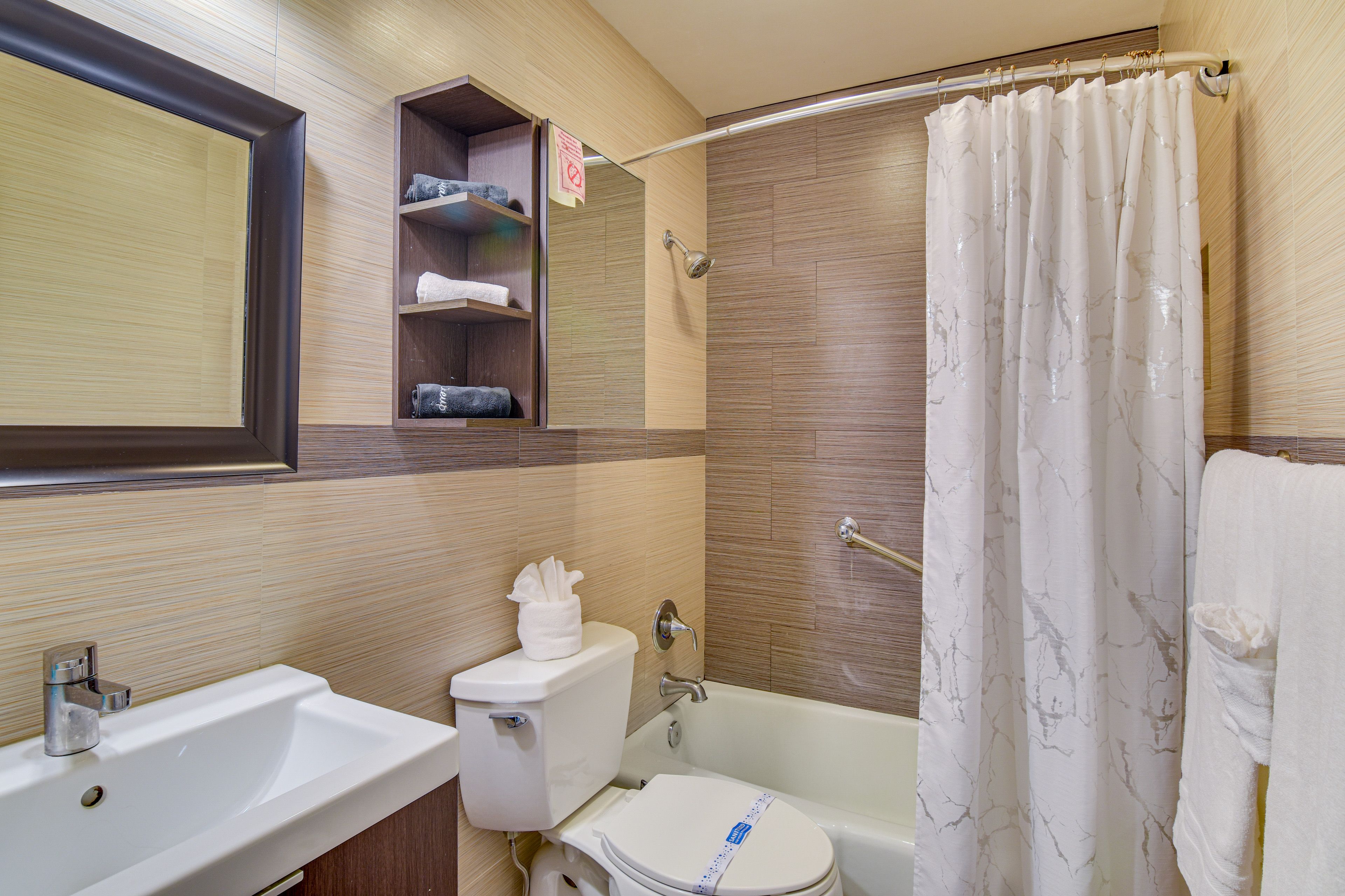 Full Bathroom | Towels Provided | Complimentary Toiletries