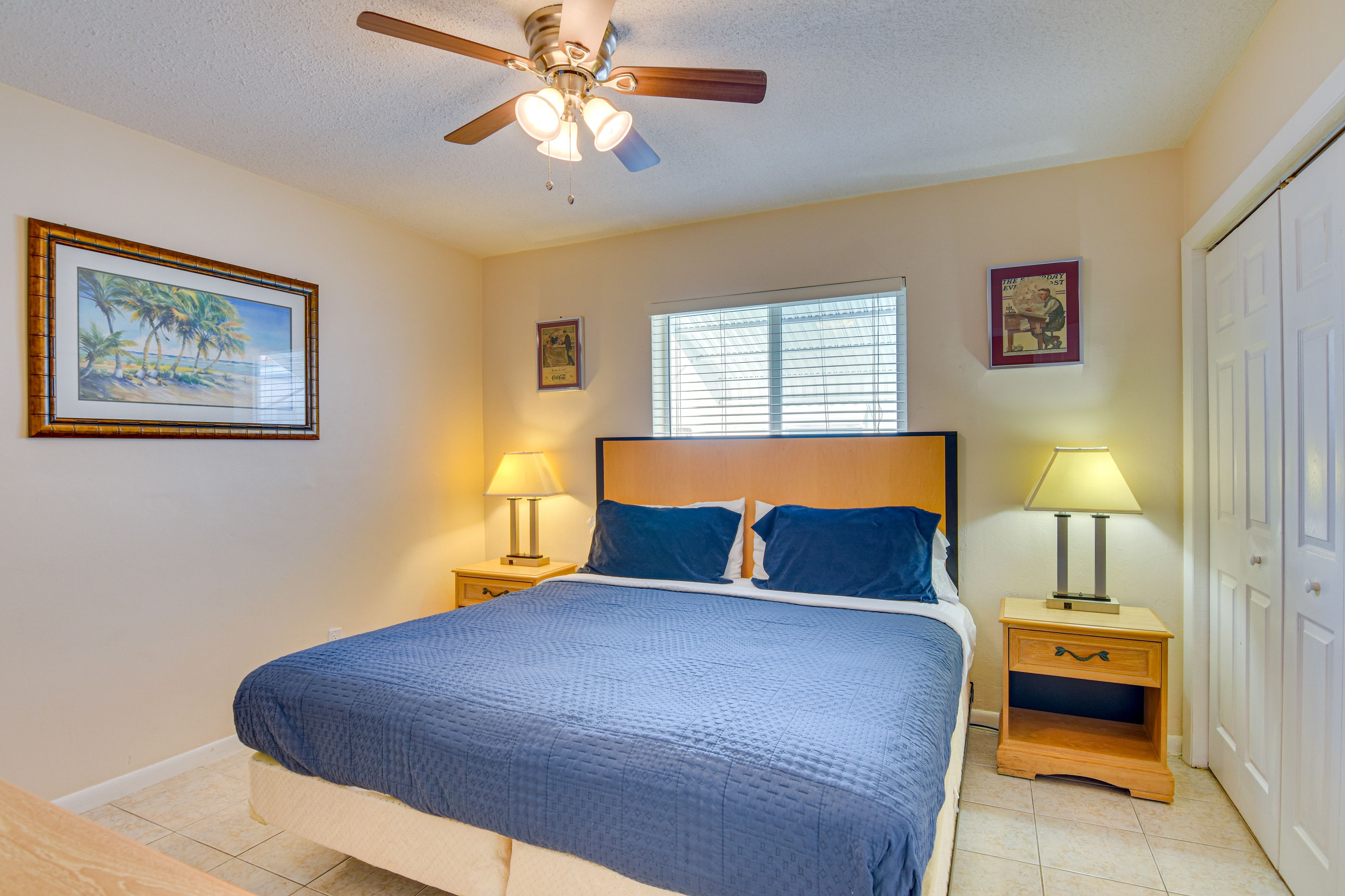 Bedroom | King Bed | Linens Provided