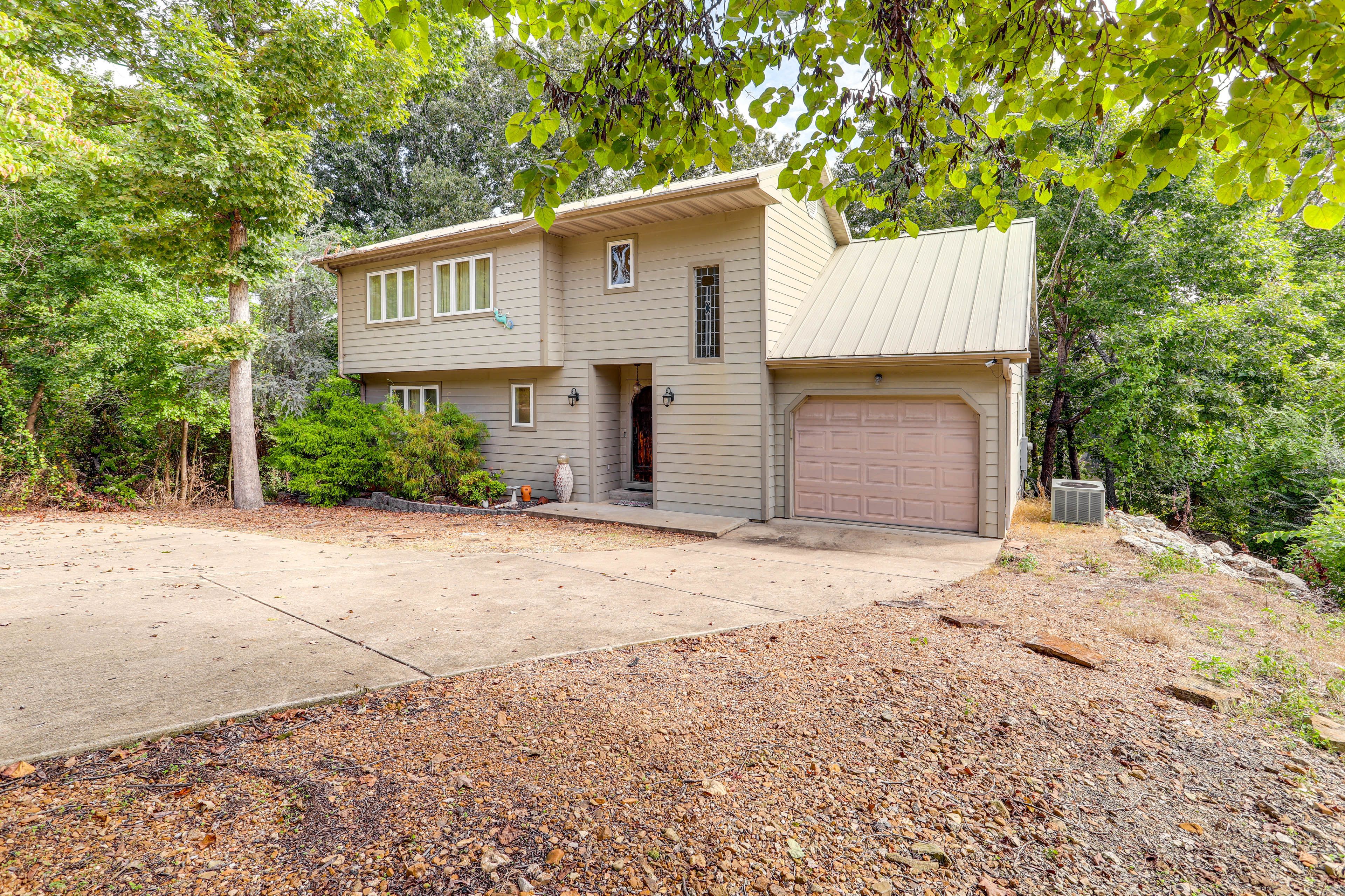 Exterior | Driveway (3 Vehicles) | Garage (1 Vehicle)