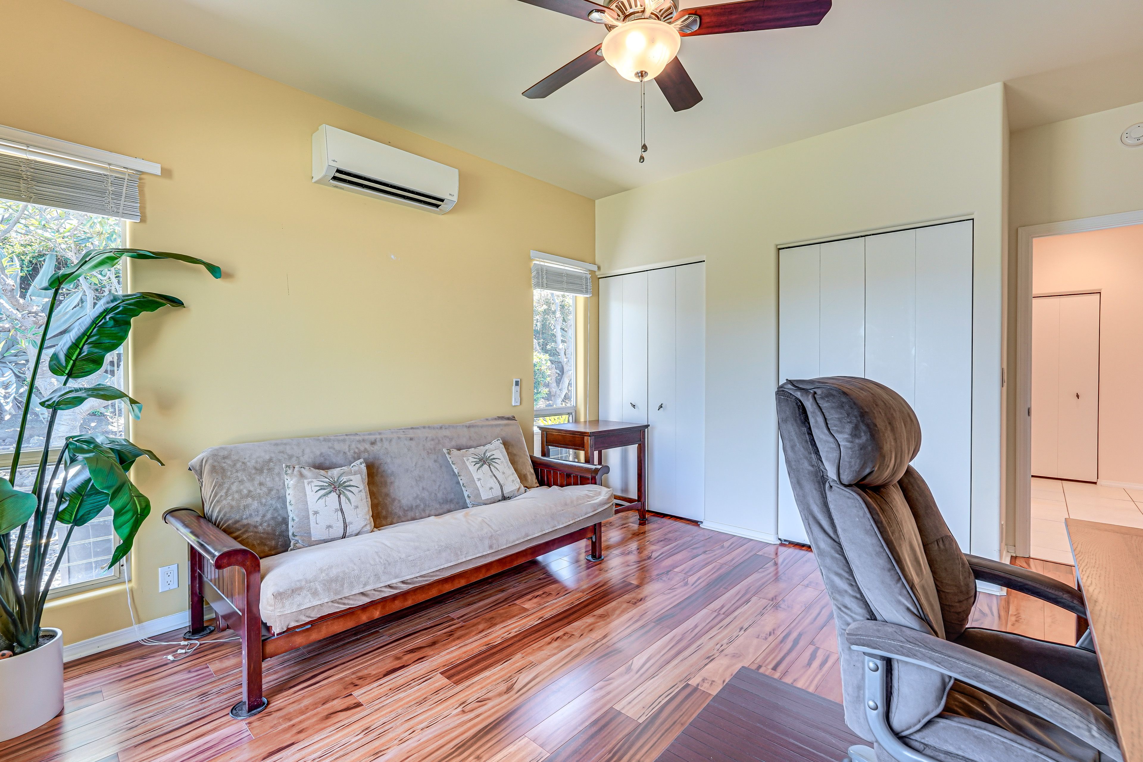 Bedroom 3 | Full Futon | Desk