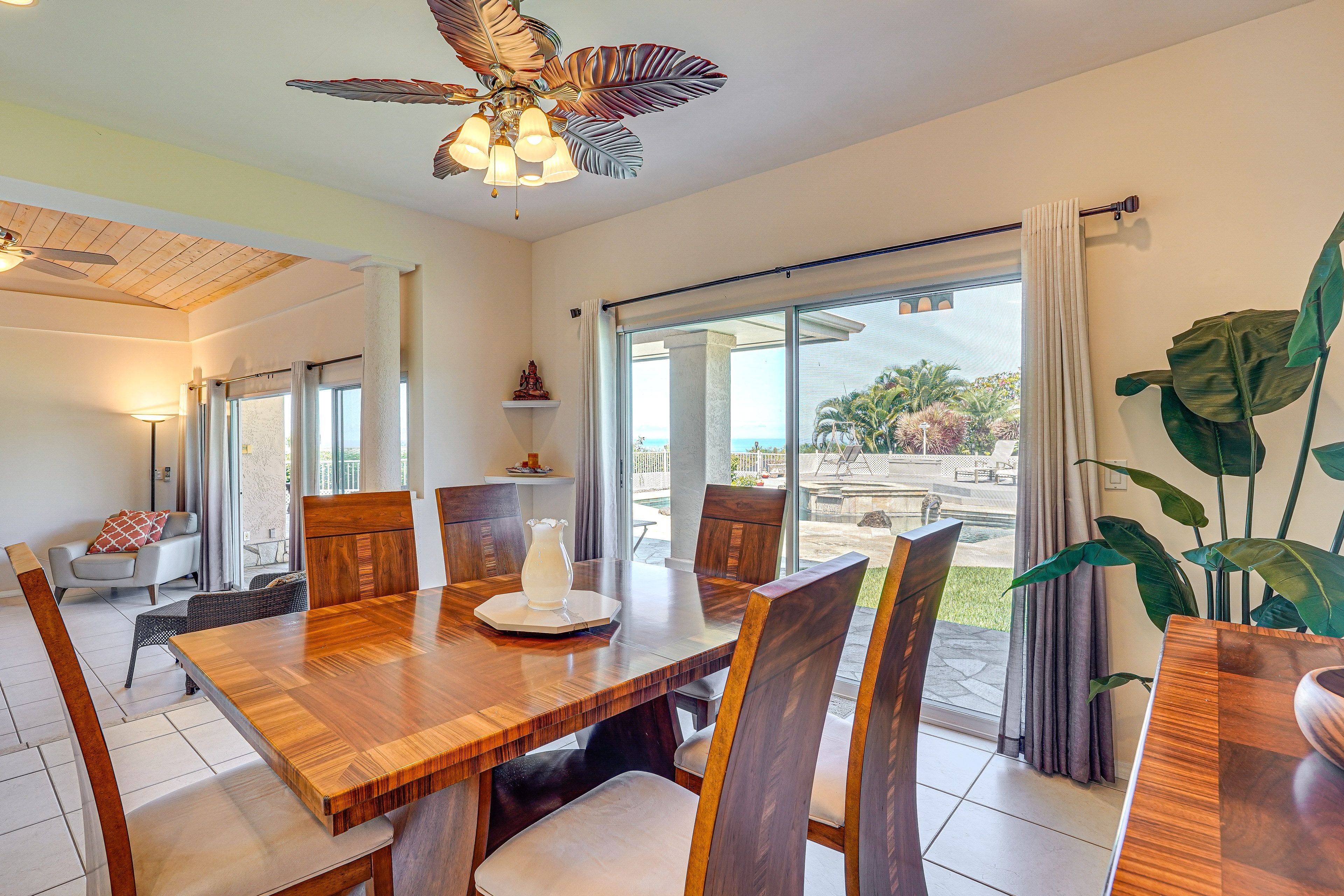 Dining Area | 6-Person Dining Table