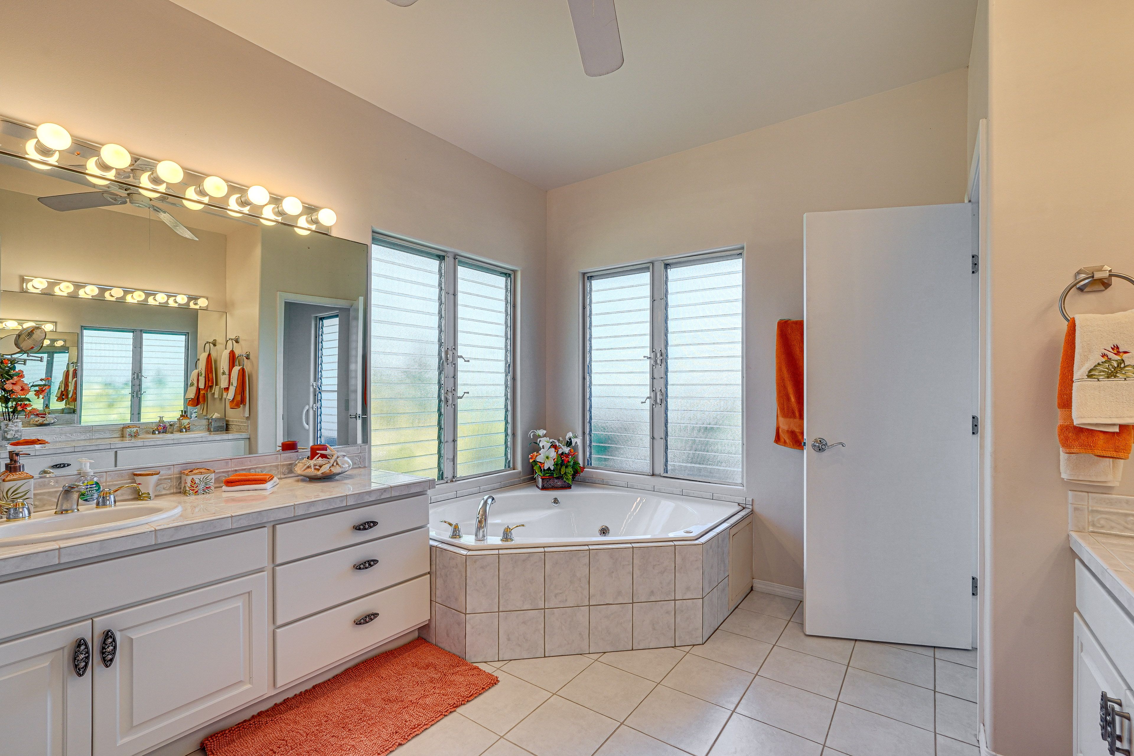 En-Suite Bathroom | Jetted Tub | Towels Provided