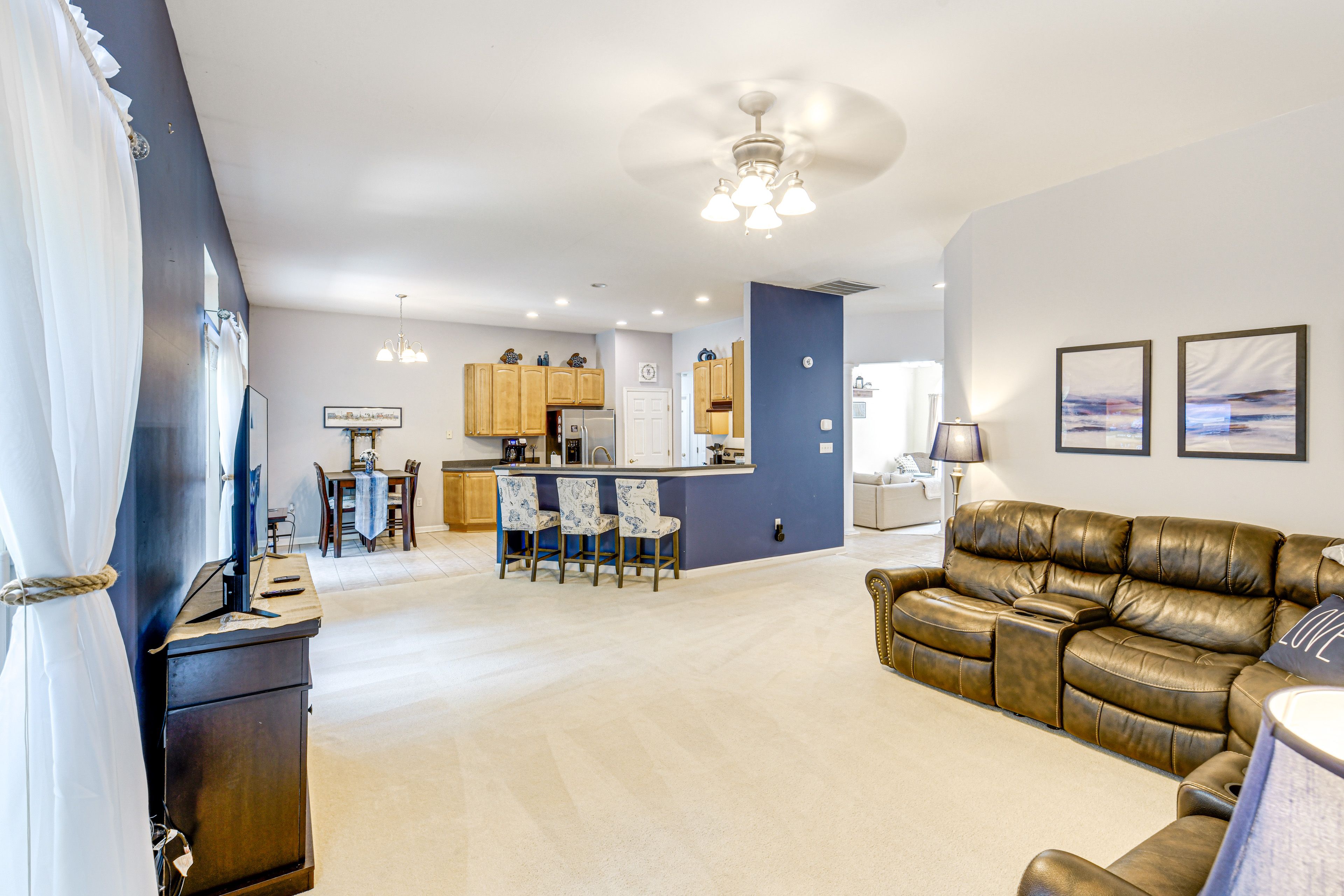 Living Room | Free WiFi | Central Heating & A/C | Smart TV