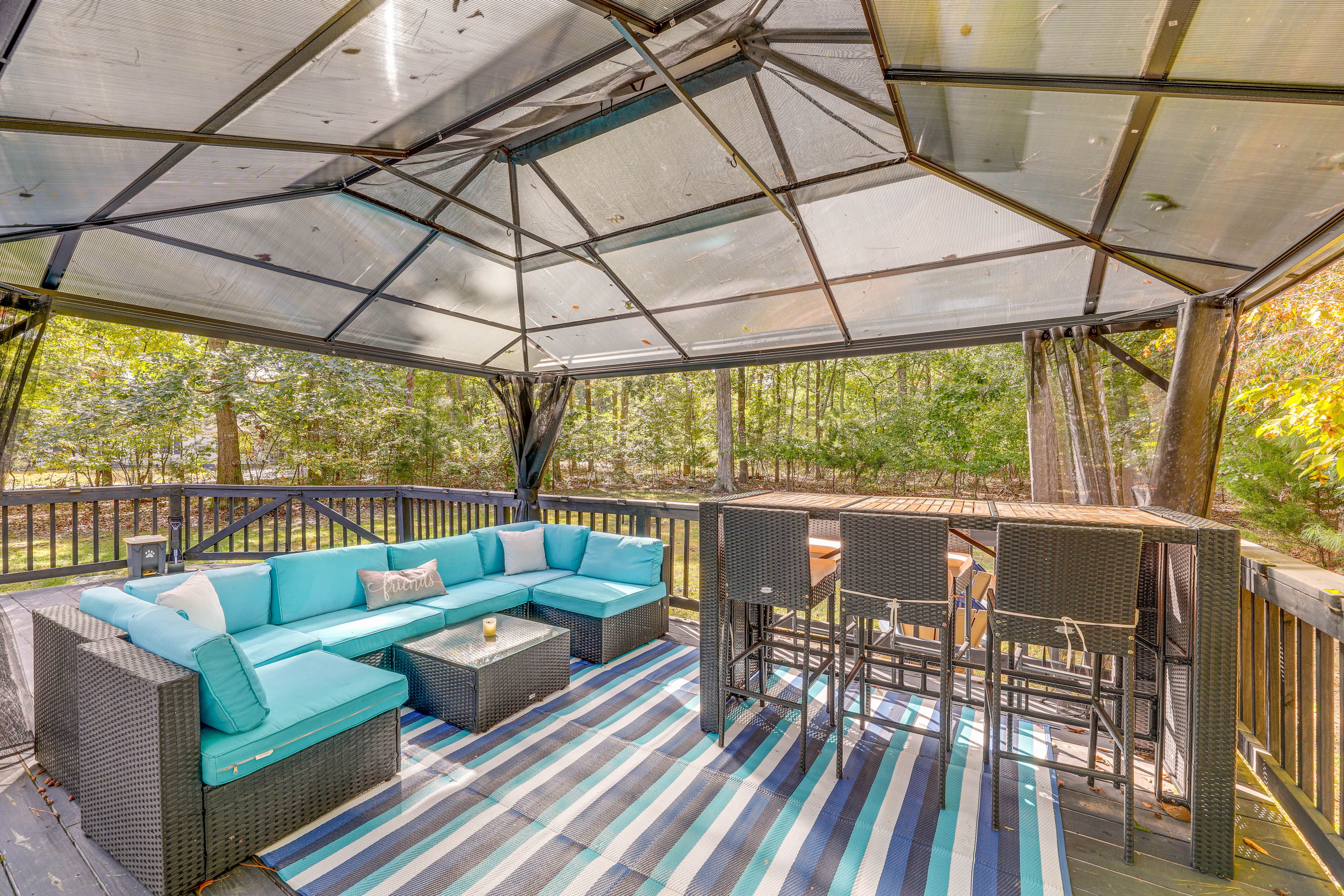 Private Deck | Backyard | Fire Pit