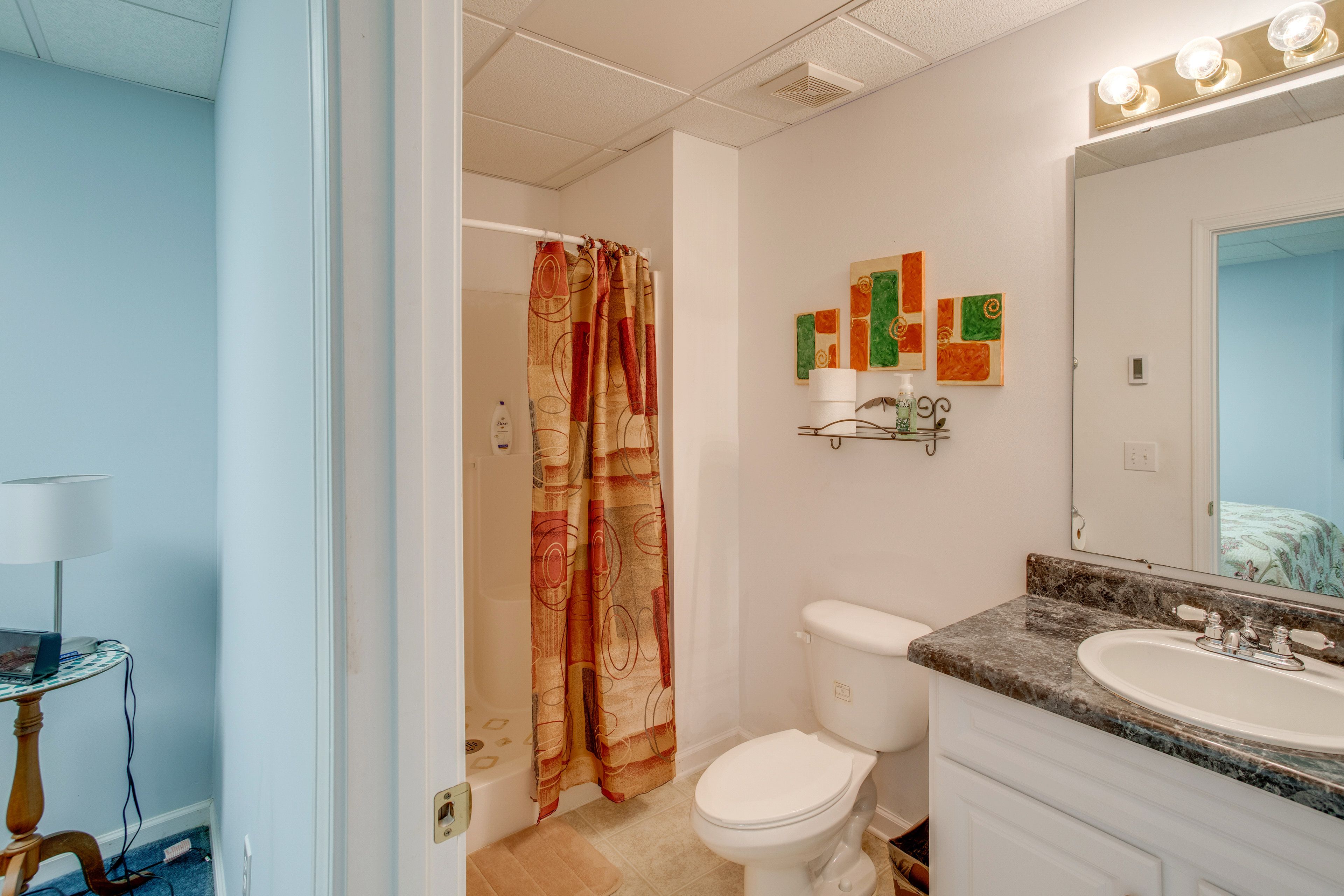 Full Bathroom | Towels Provided | Basement Level