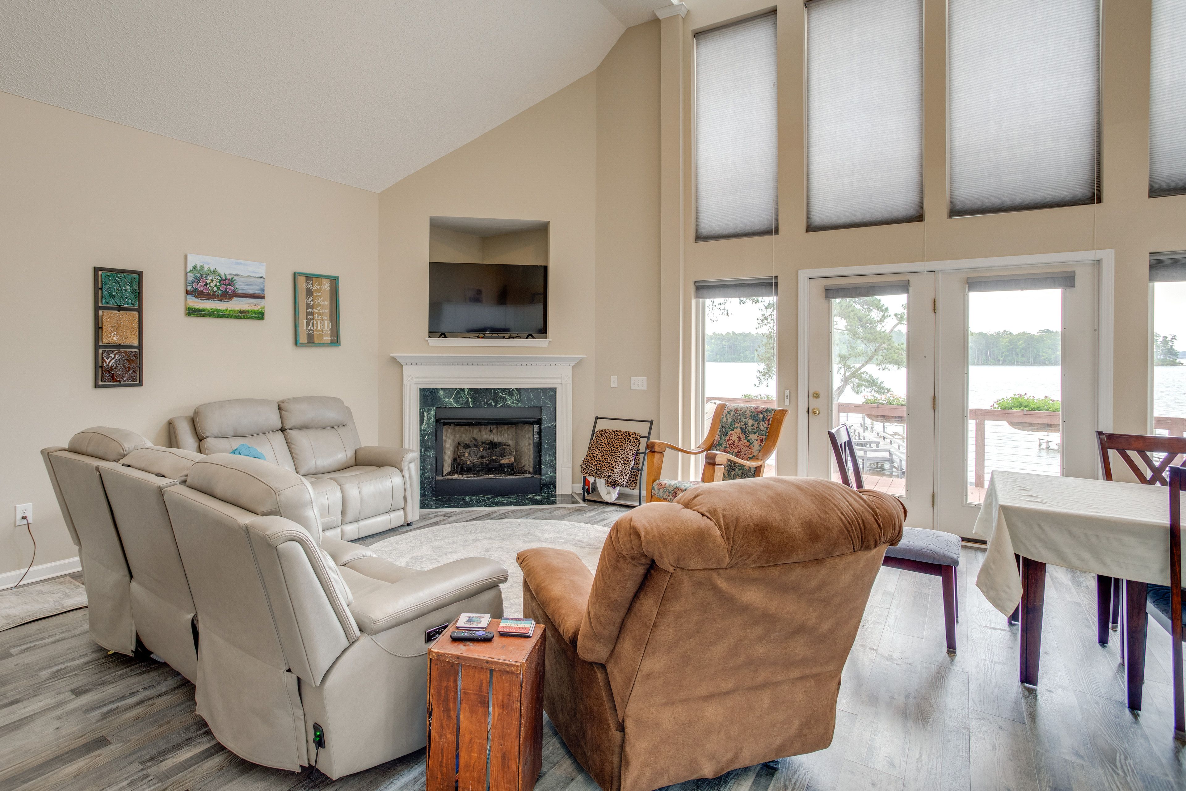 Living Room | Free WiFi | Smart TV | 1st Floor