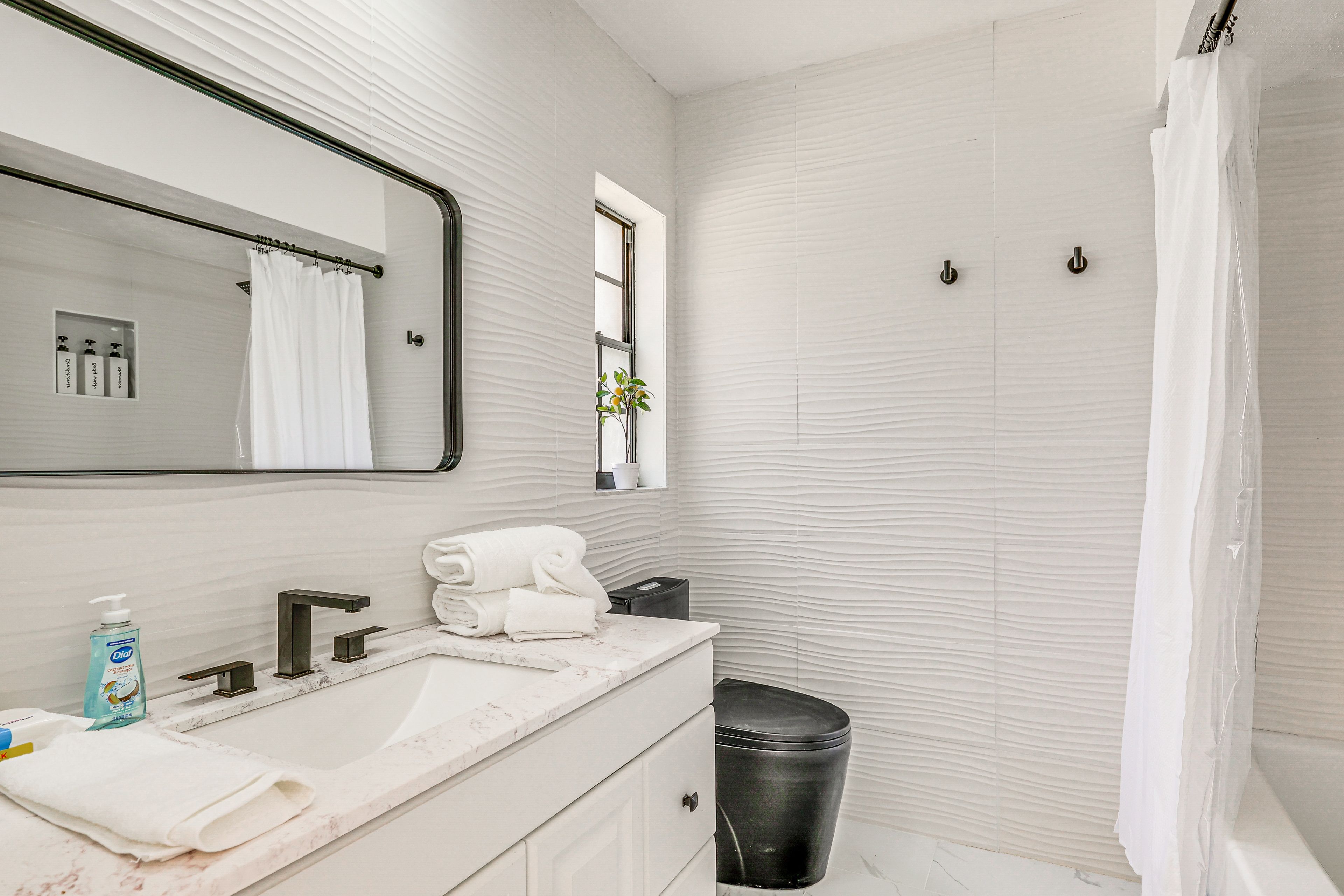 Full Bathroom | Towels Provided | Complimentary Toiletries
