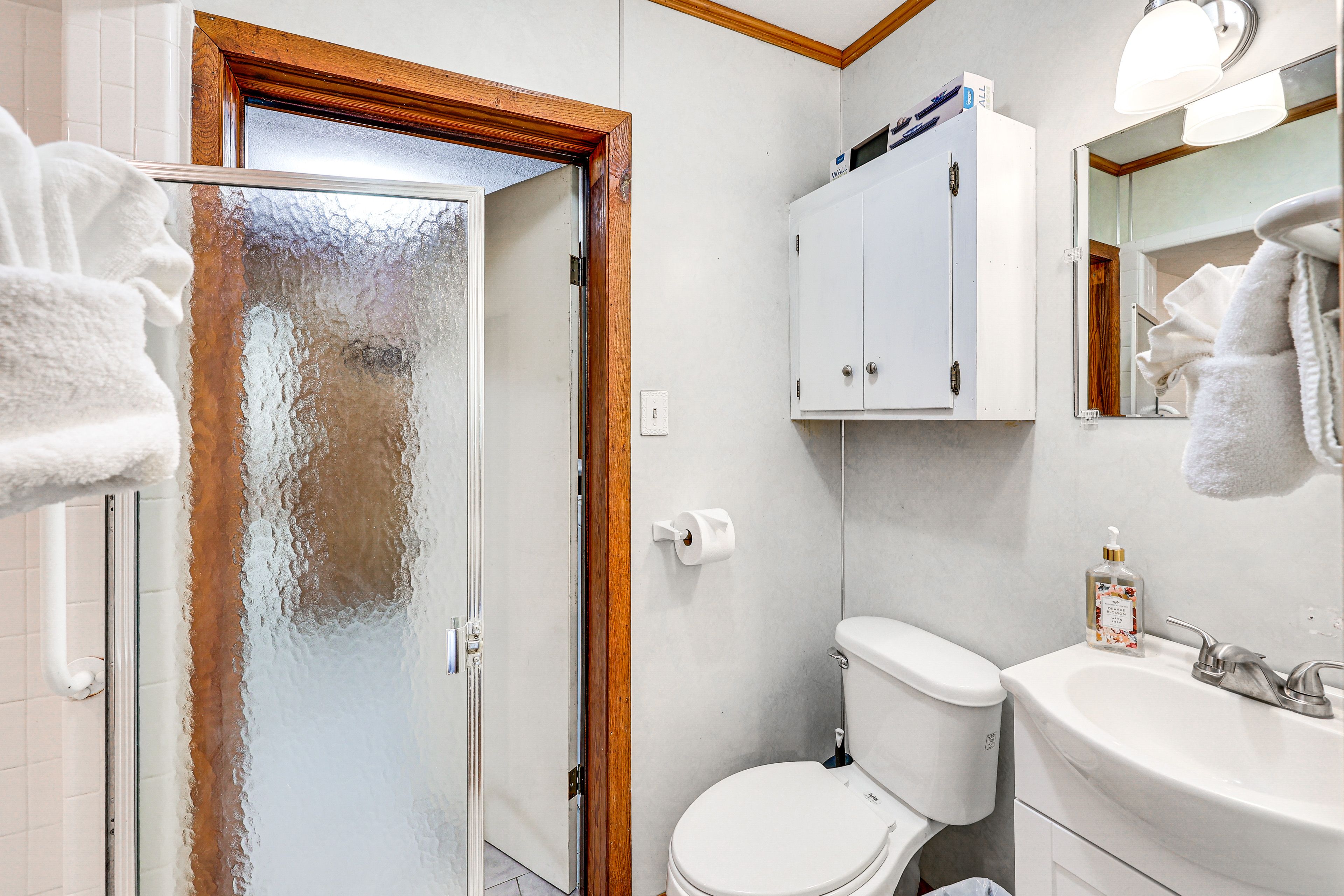 Full Bathroom | Towels Provided