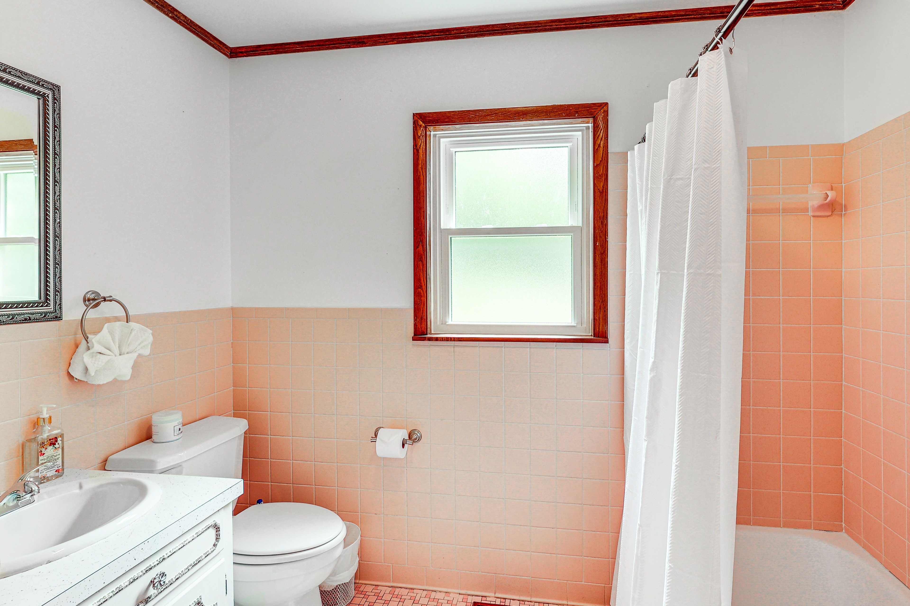 Full Bathroom | Complimentary Toiletries