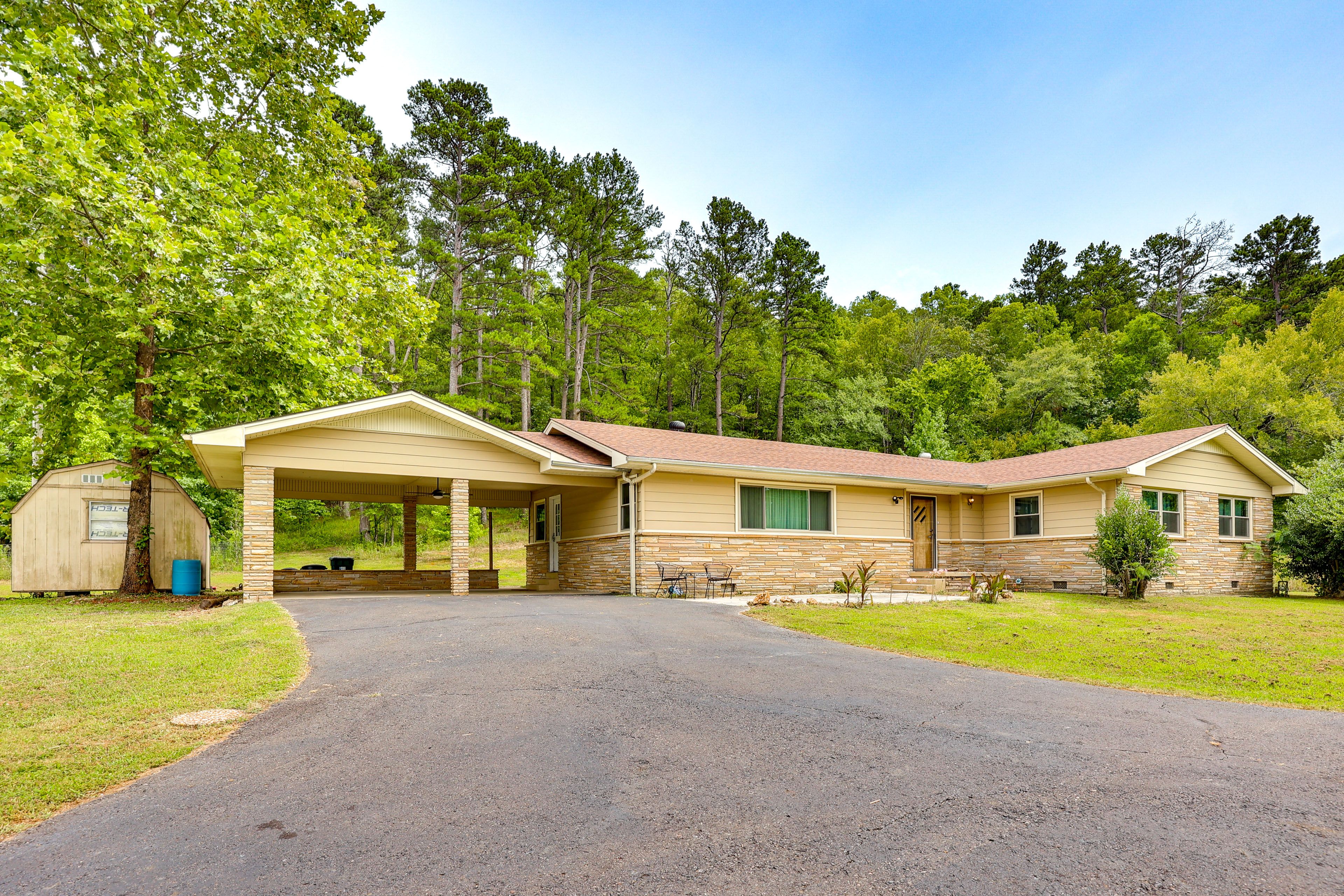 Mt Ida Vacation Rental | 3BR | 2BA | Steps Required | 2,237 Sq Ft