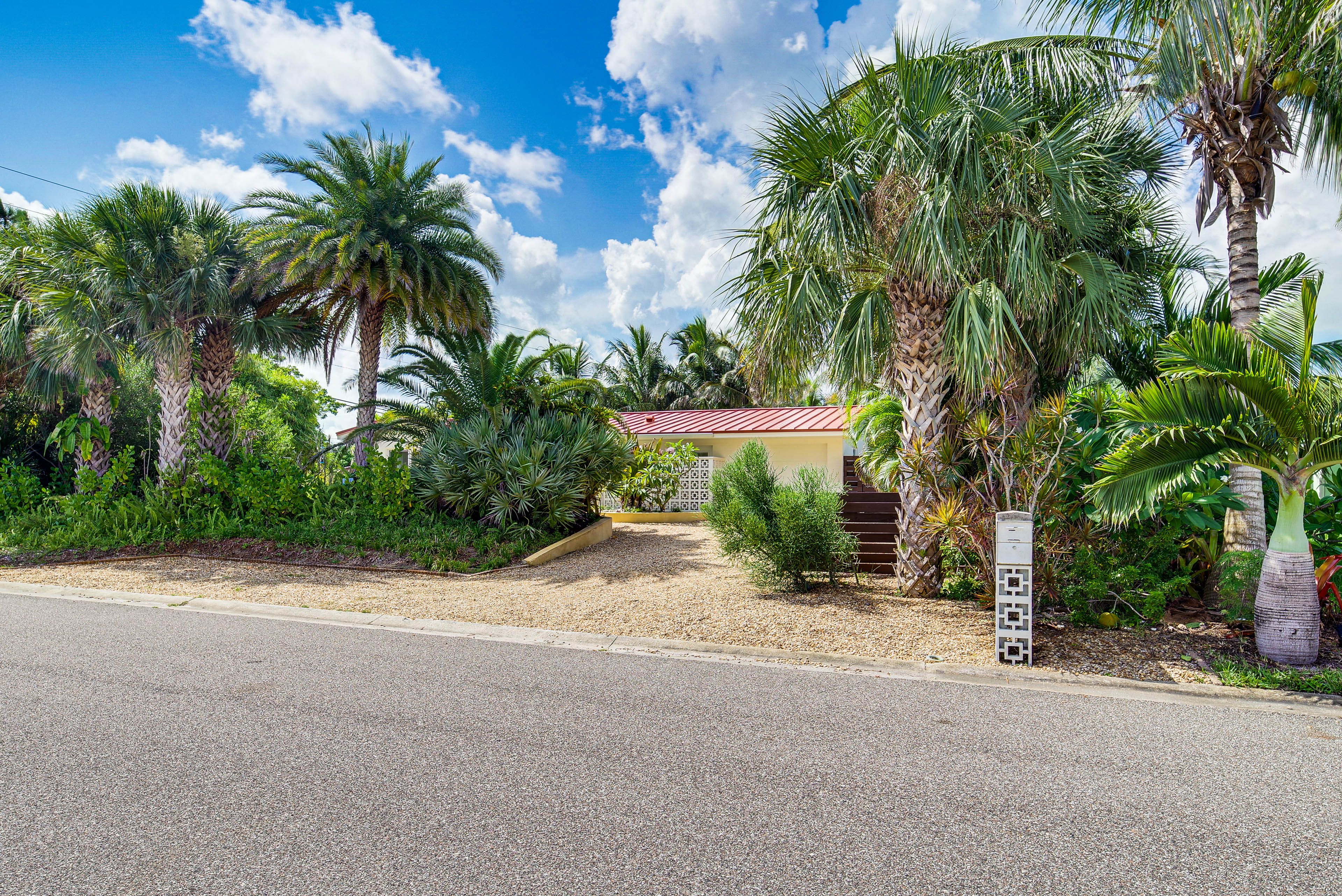 2 Blocks to Beach Access | Paddleboard & Beach Gear Provided