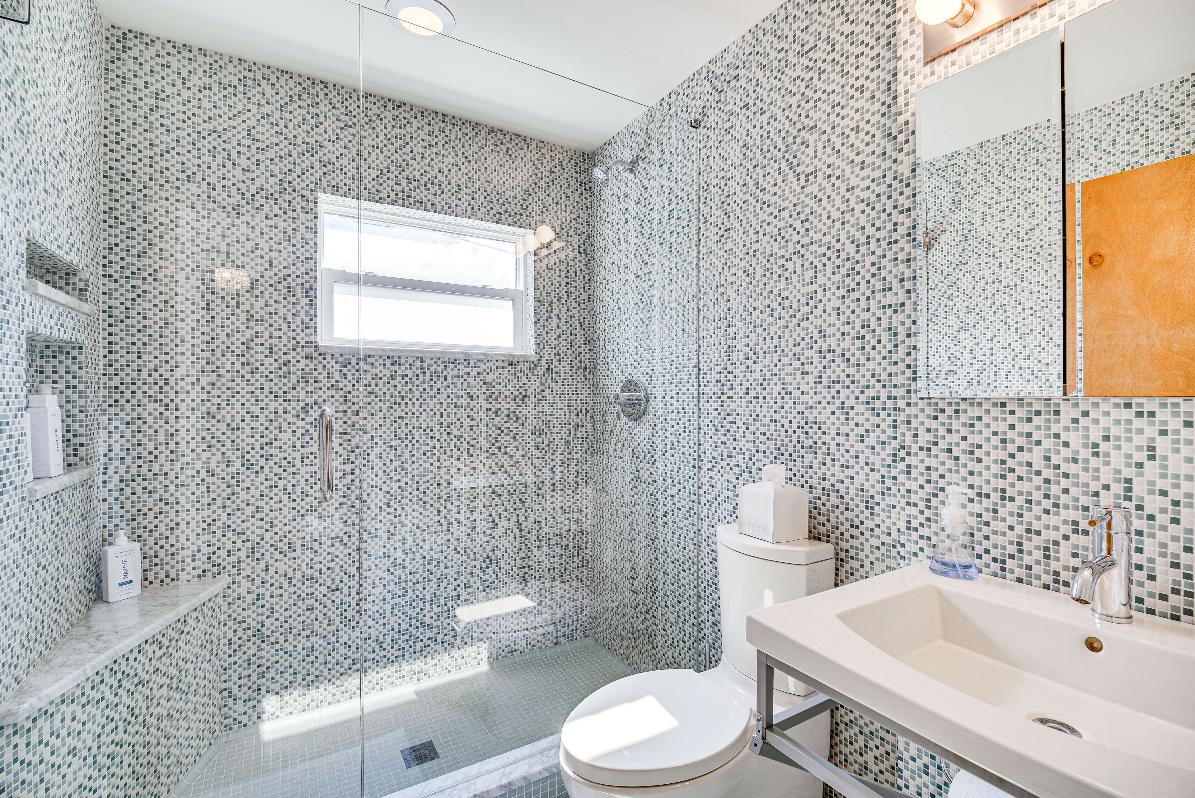 Full Bathroom | Towels Provided