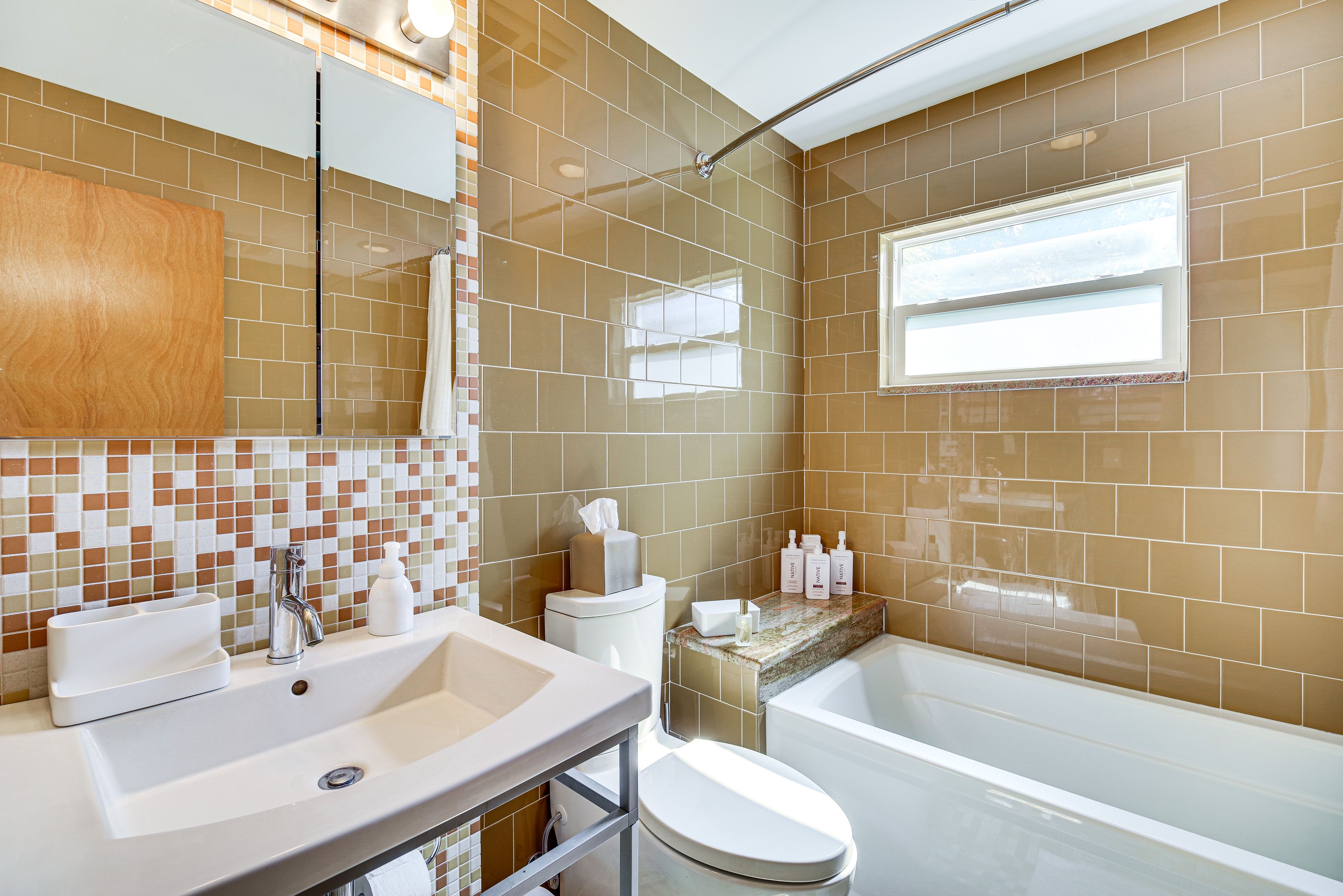 Full Bathroom | Complimentary Toiletries
