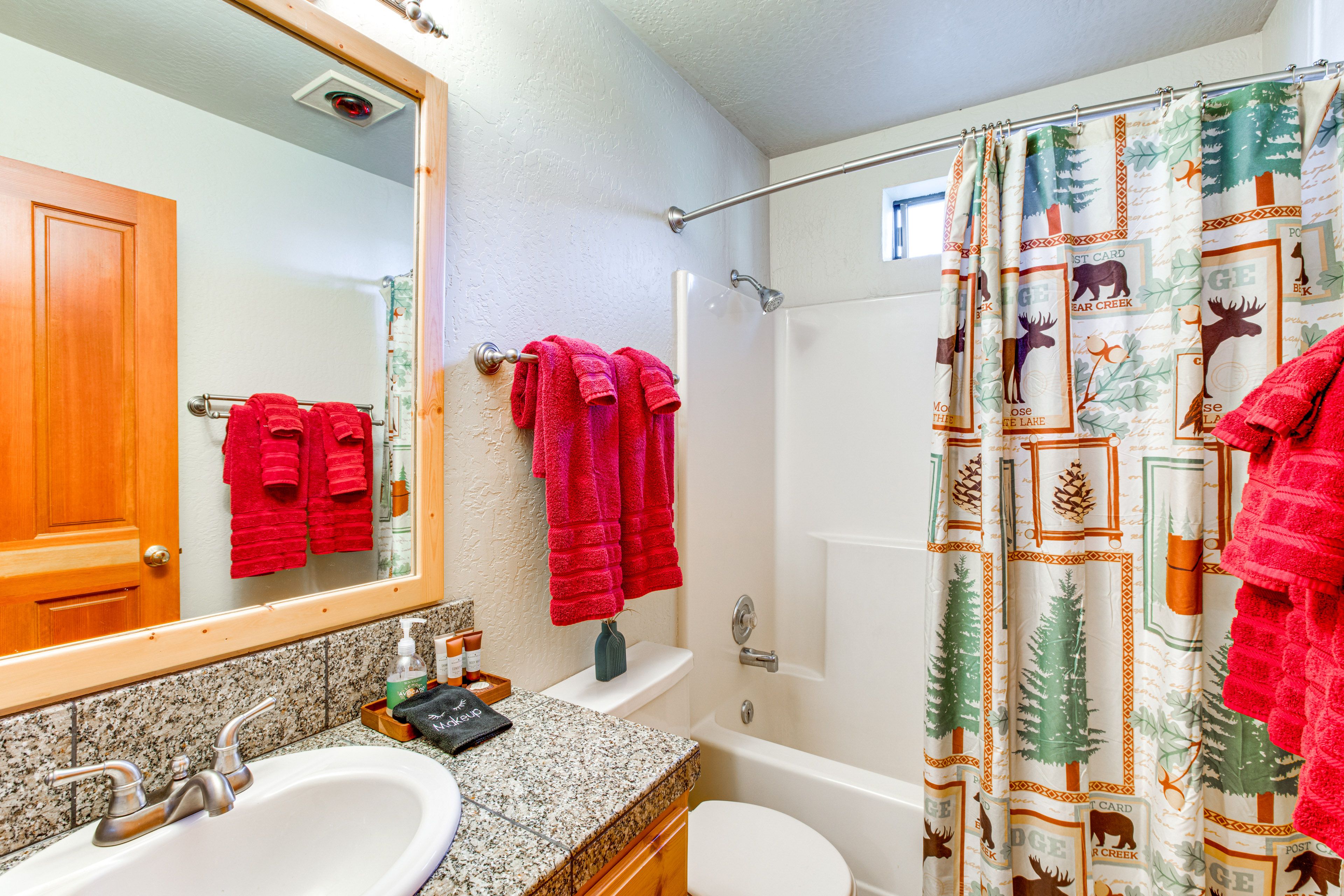 Full Bathroom | Complimentary Toiletries | 1st Floor