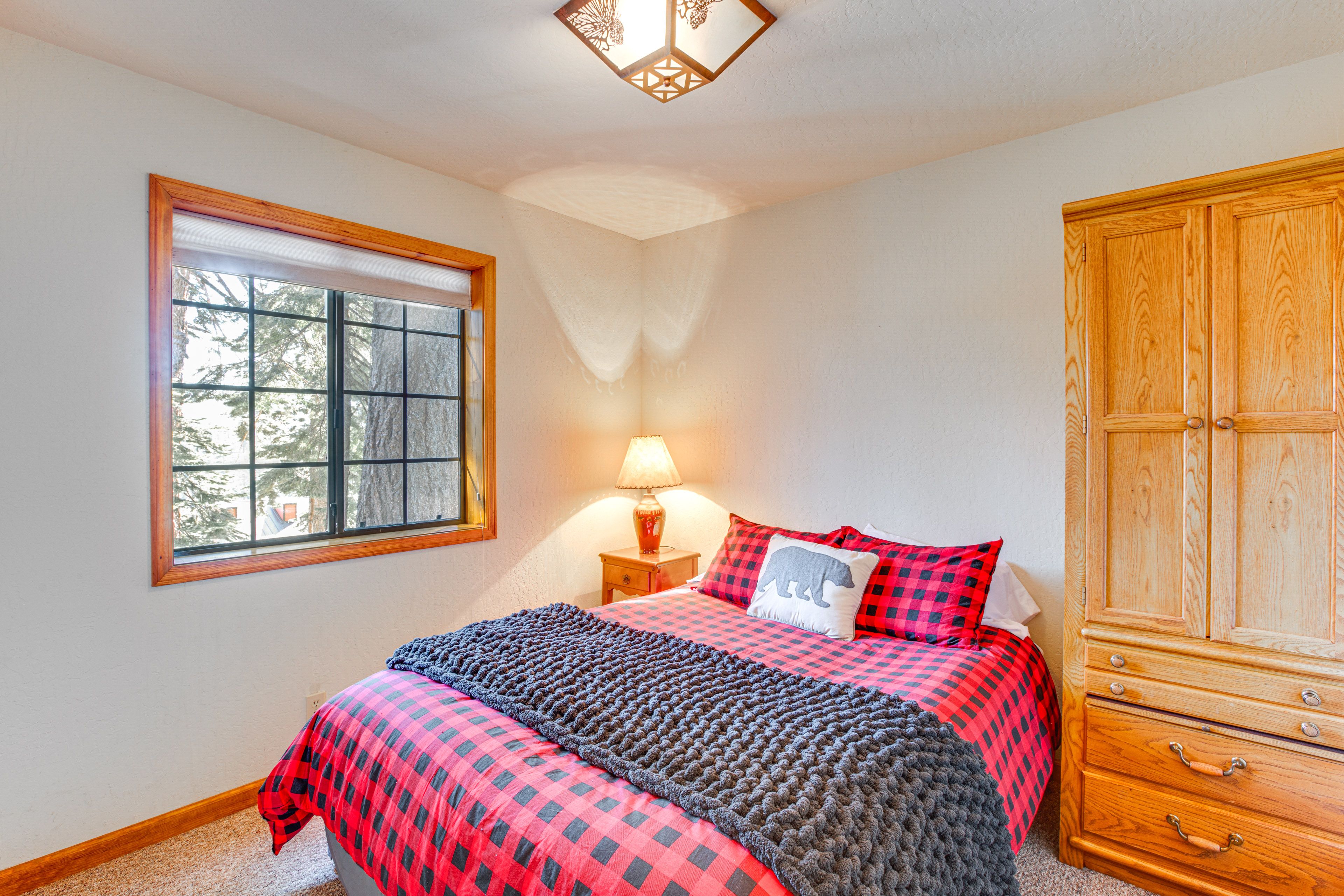 Bedroom 1 | Queen Bed | 1st Floor