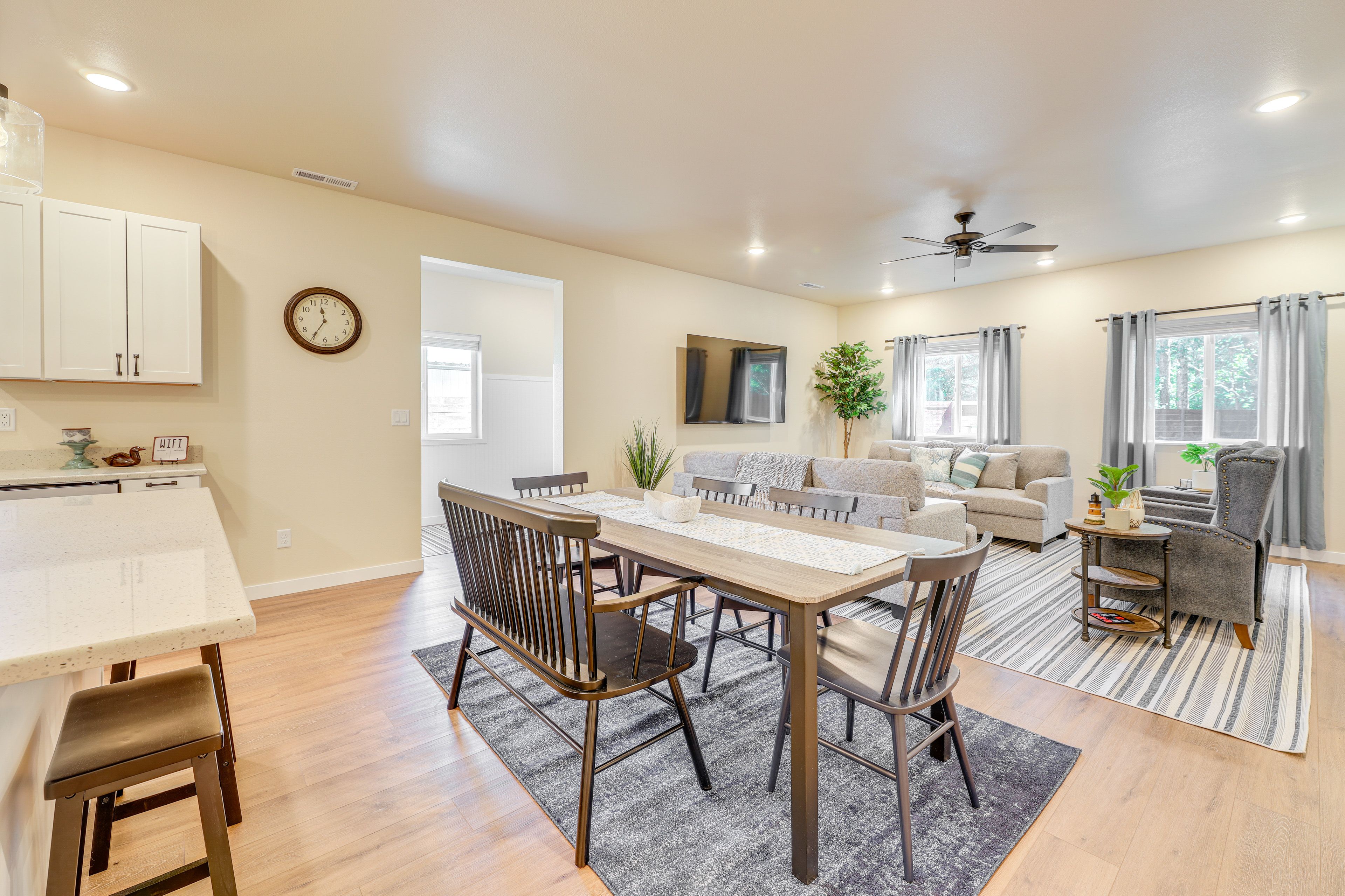 Dining Table | Dishware/Flatware