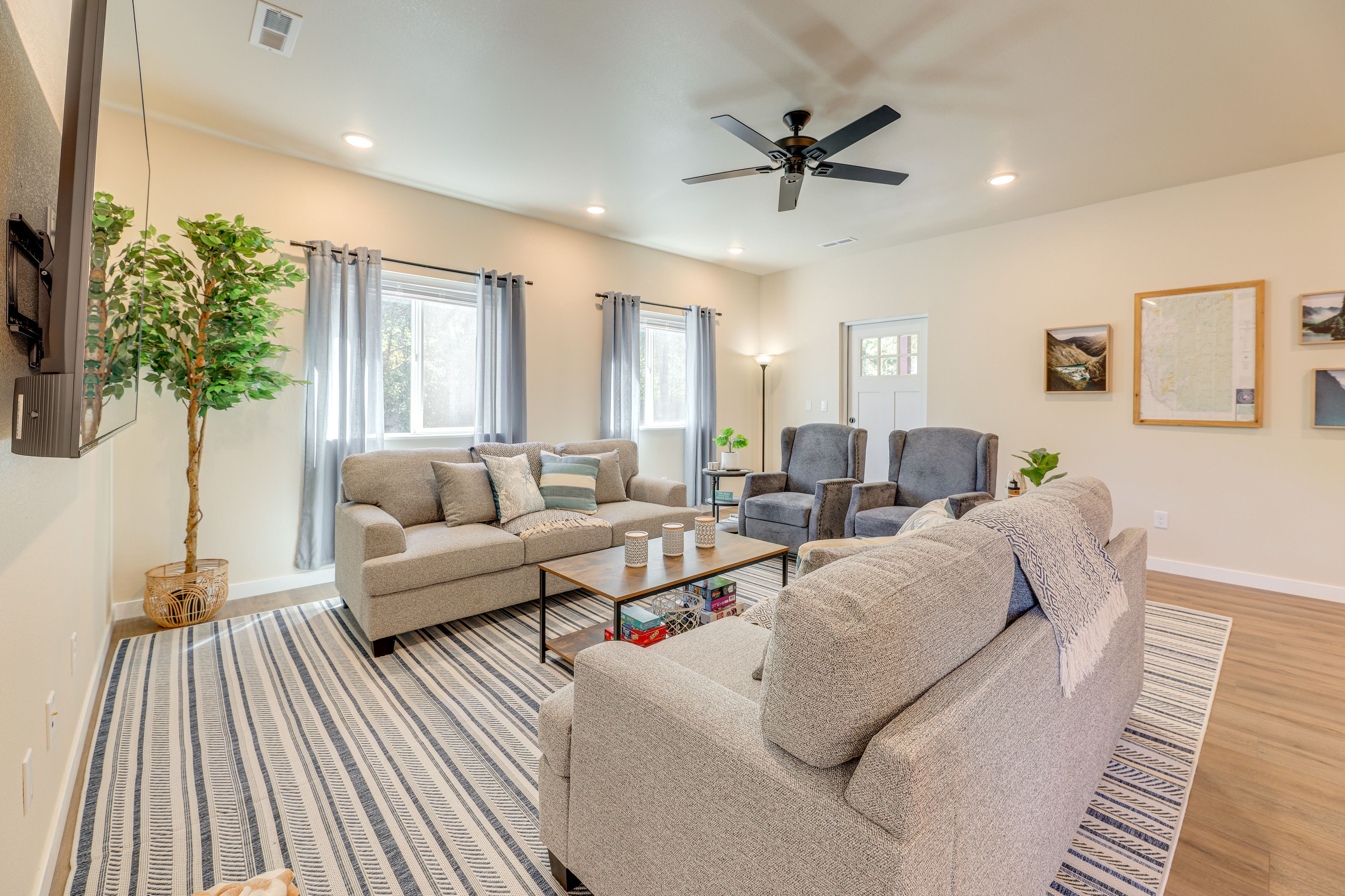 Living Room | Smart TV | Free WiFi | Central A/C & Heating