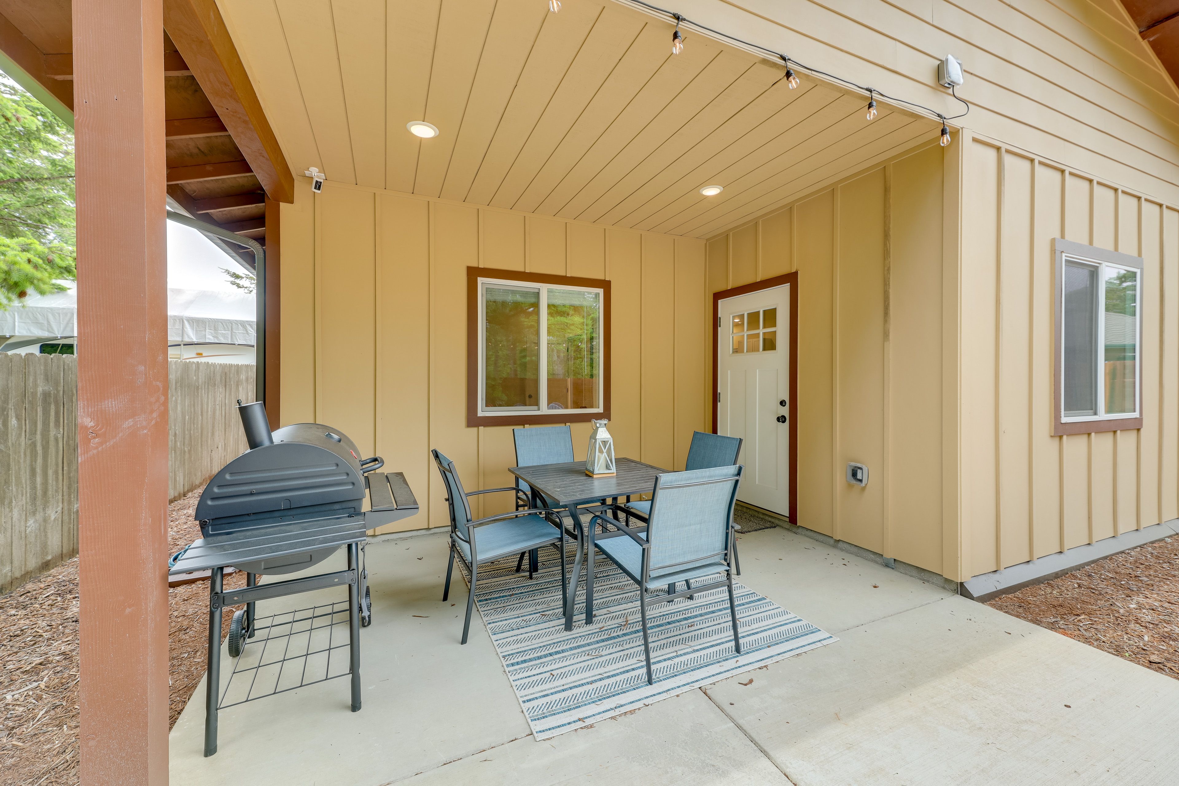 Covered Patio | Outdoor Dining Table | Grill