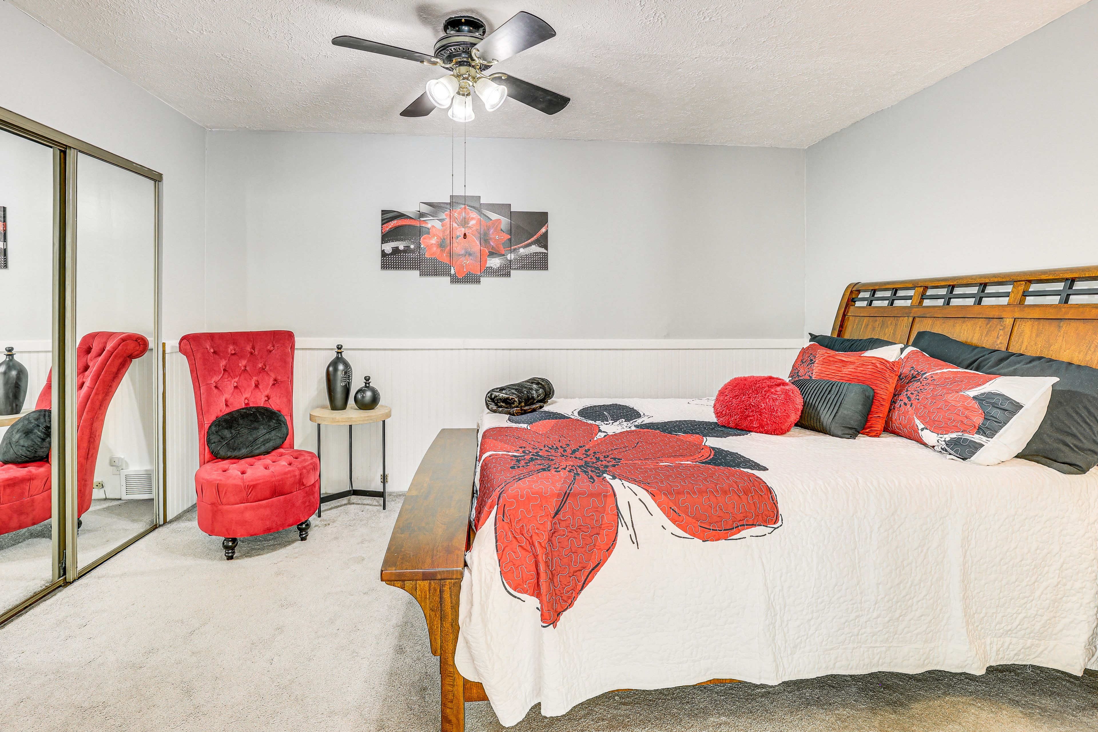 Bedroom 1 | Queen Bed | 1st Floor