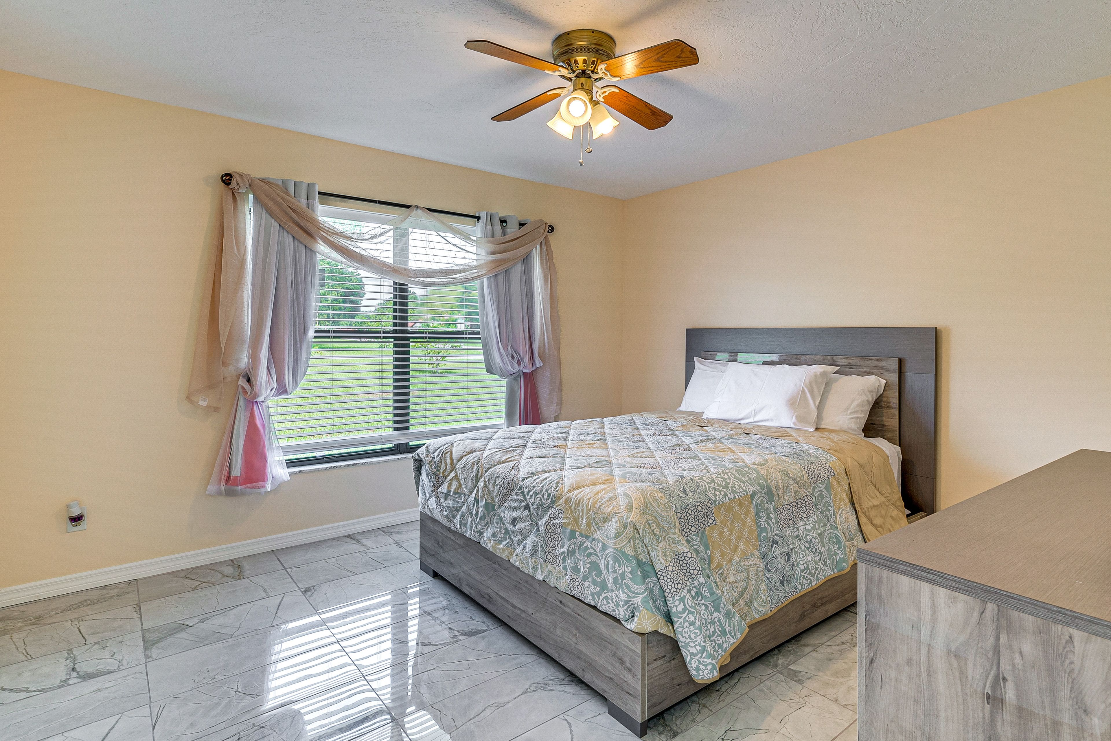Bedroom 2 | Queen Bed