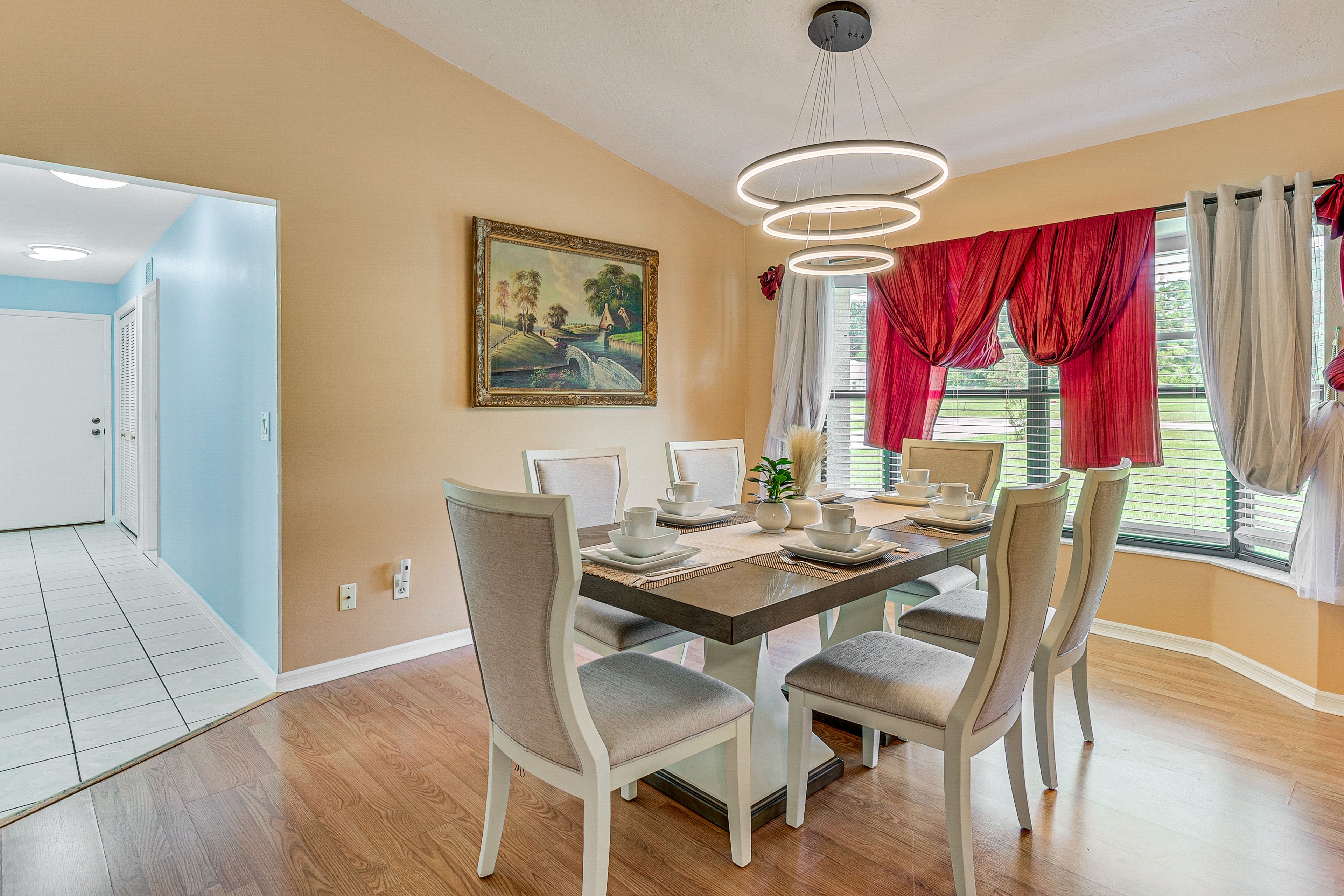 Dining Area | Dishware/Flatware Provided