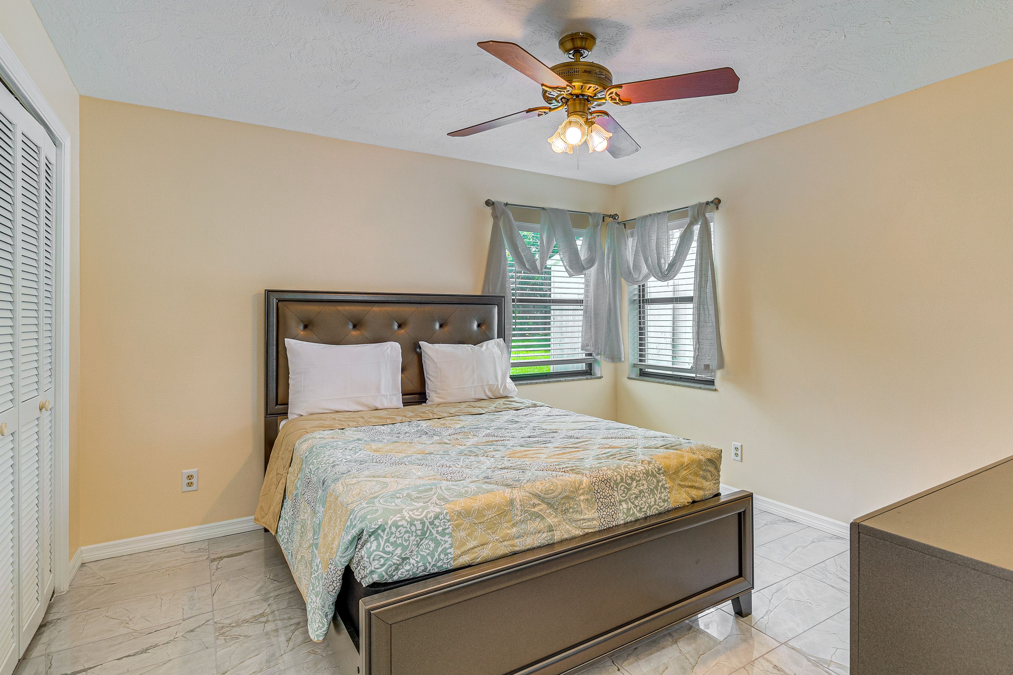 Bedroom 3 | Queen Bed