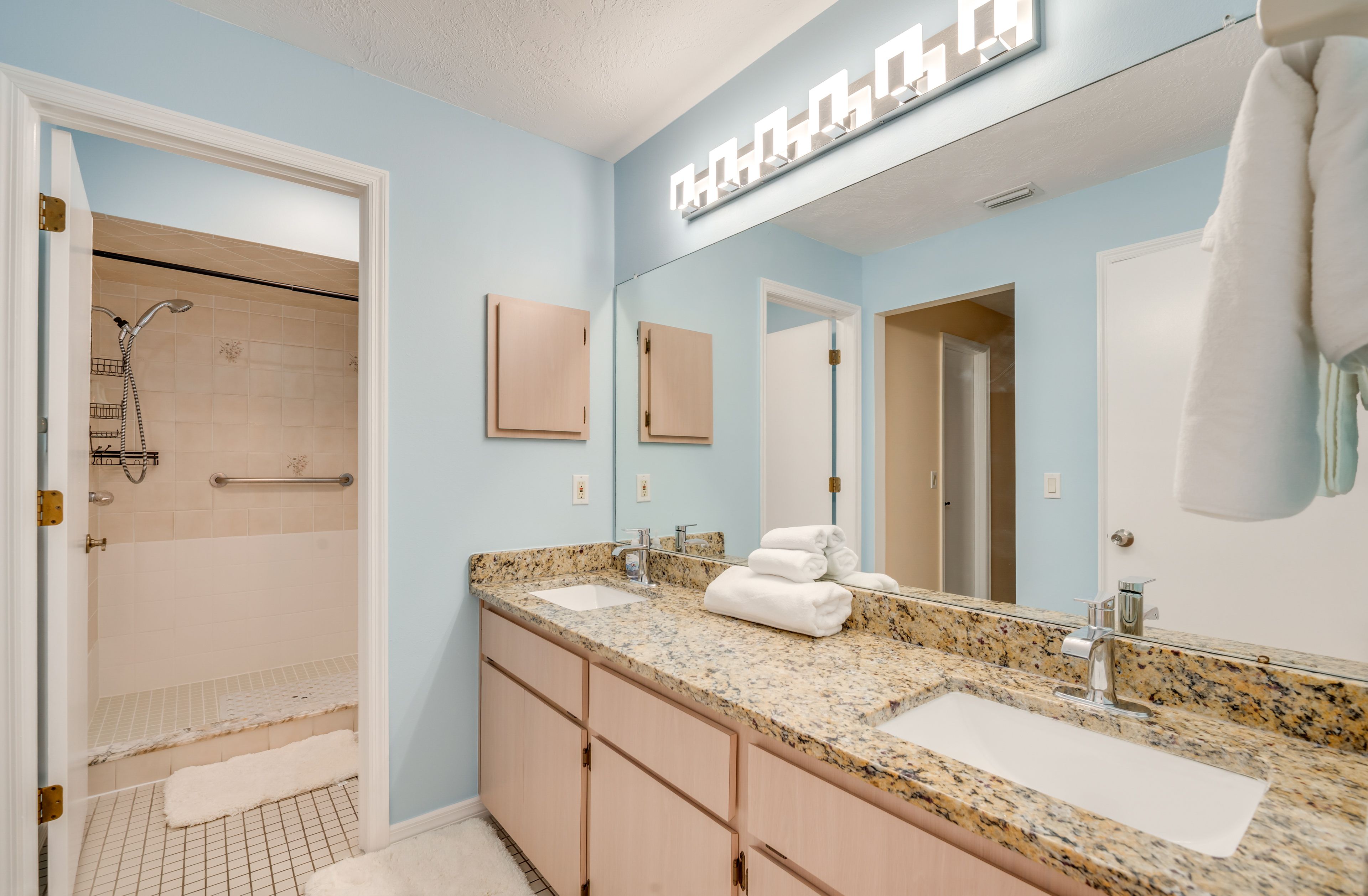 Full Bathroom | Towels Provided