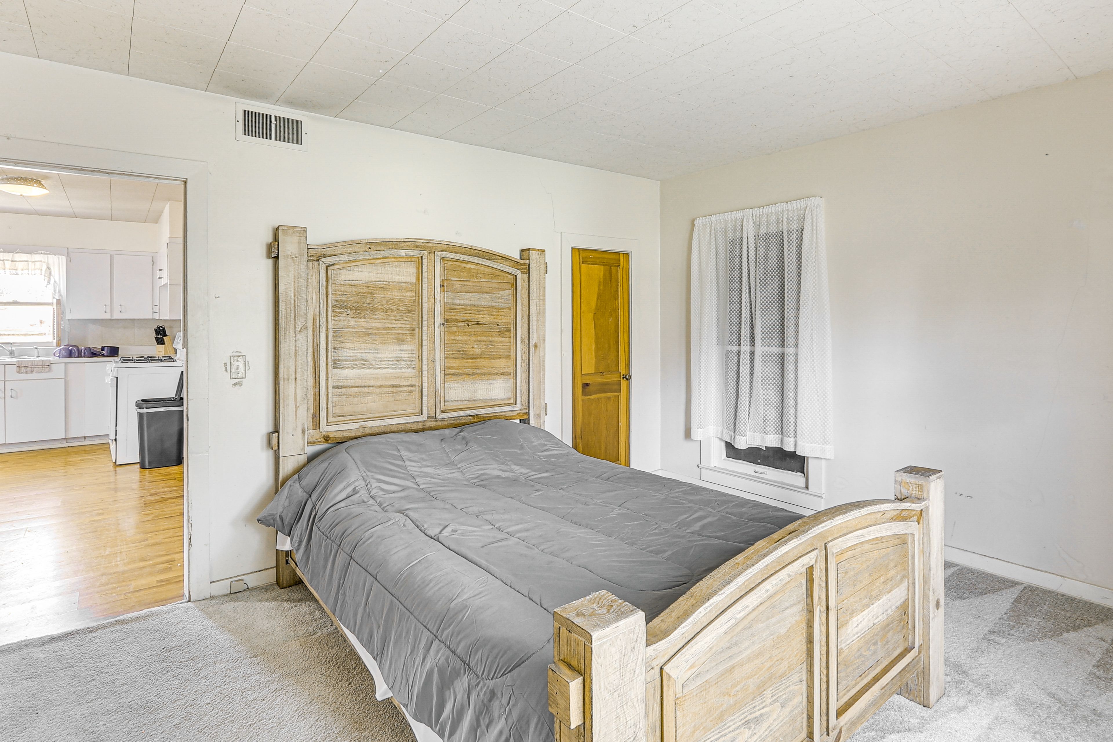 Bedroom 1 | Queen Bed