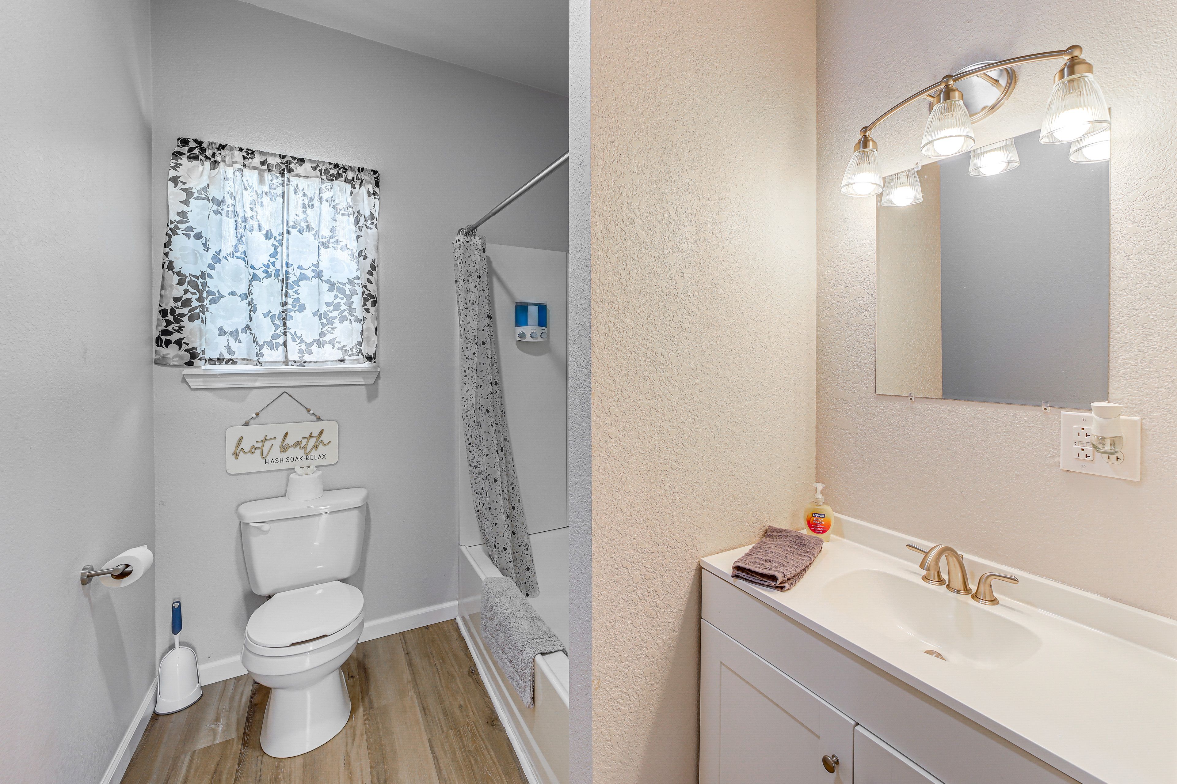 Full Bathroom | Shower/Tub Combo | Towels Provided