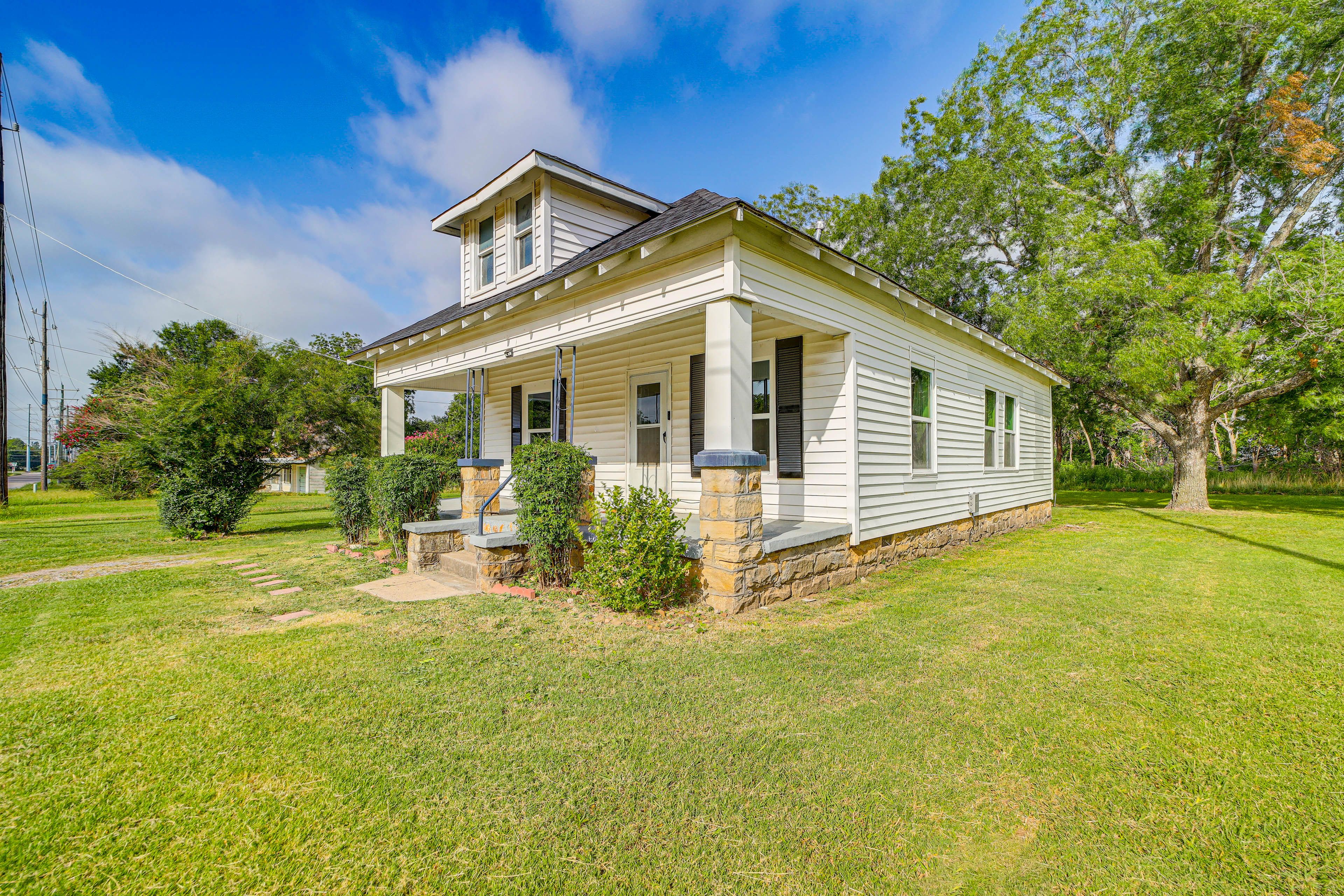 Home Exterior | Central Air Conditioning | Free WiFi
