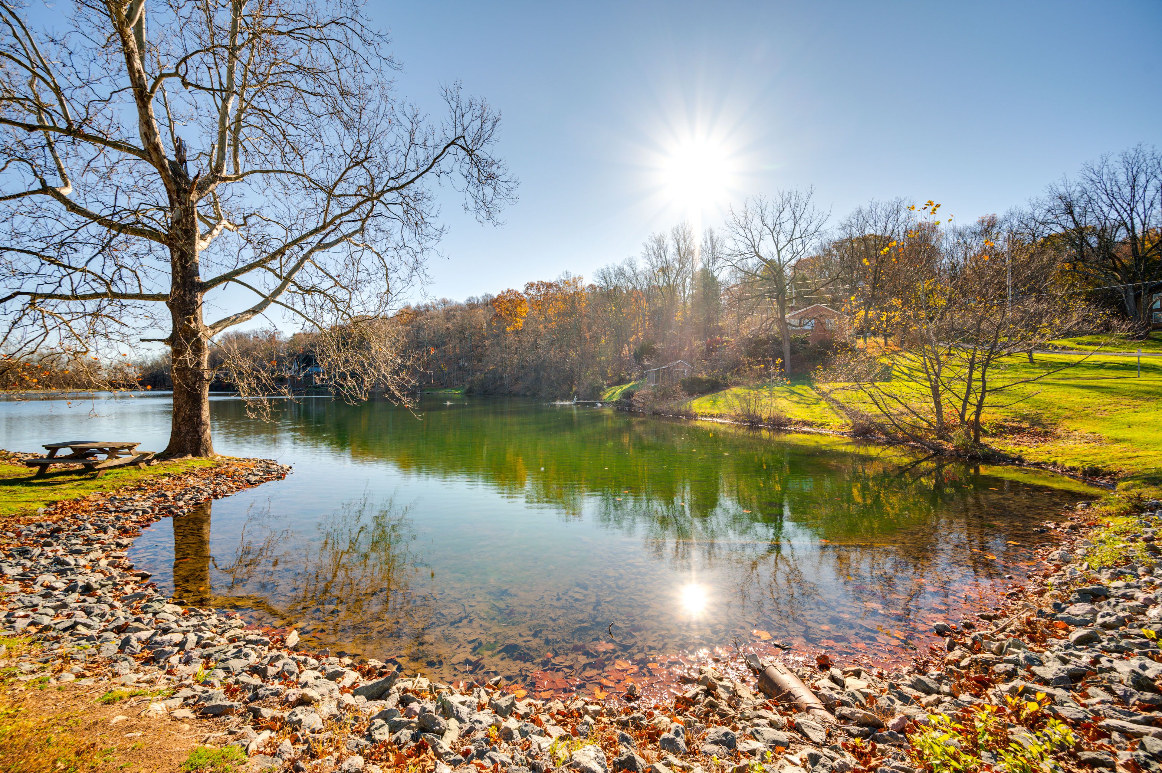 Walk to Public Park & Lake