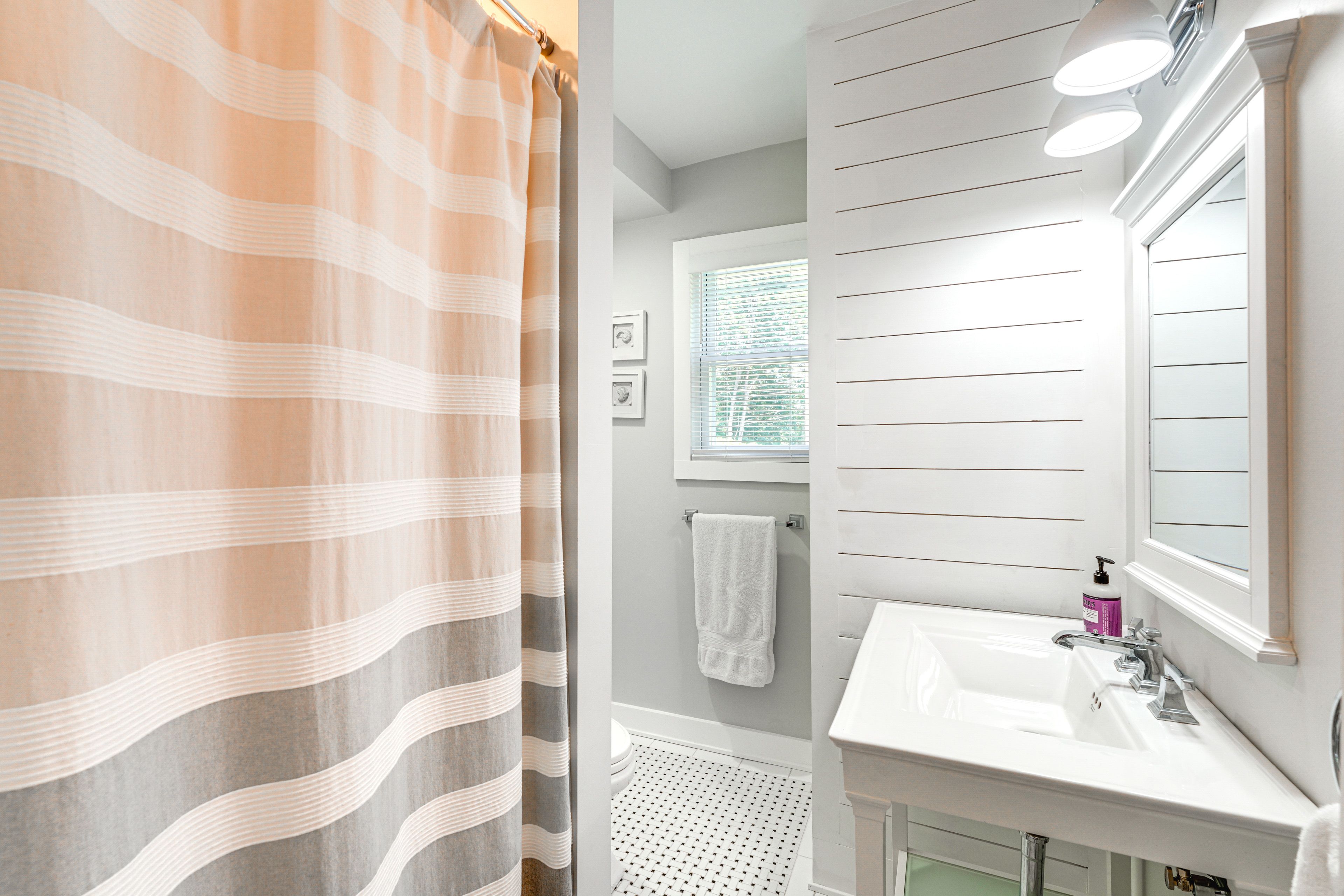 Full Bathroom | 1st Floor | Towels Provided