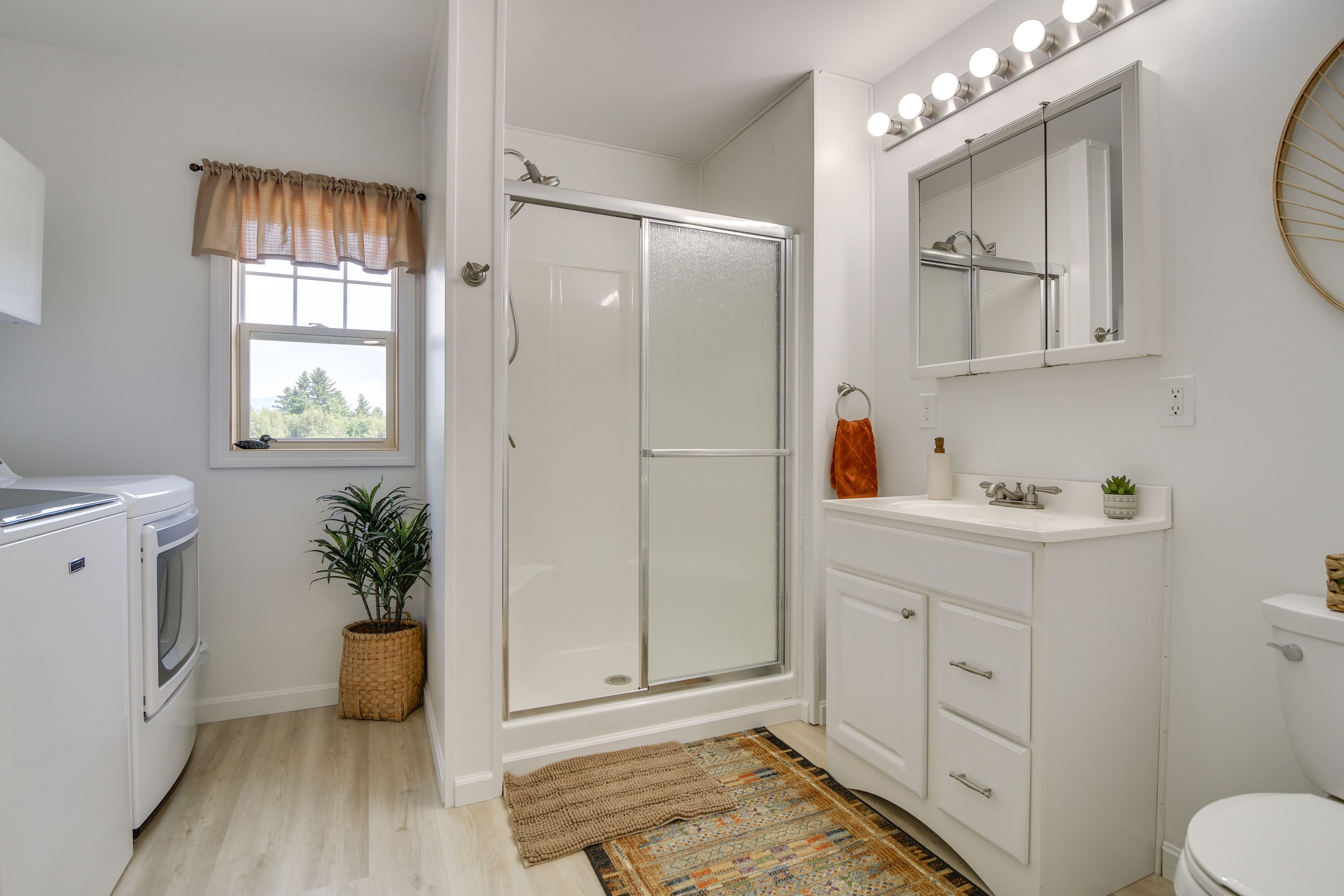 Full Bath | Towels | Hair Dryer | Complimentary Toiletries | Washer & Dryer