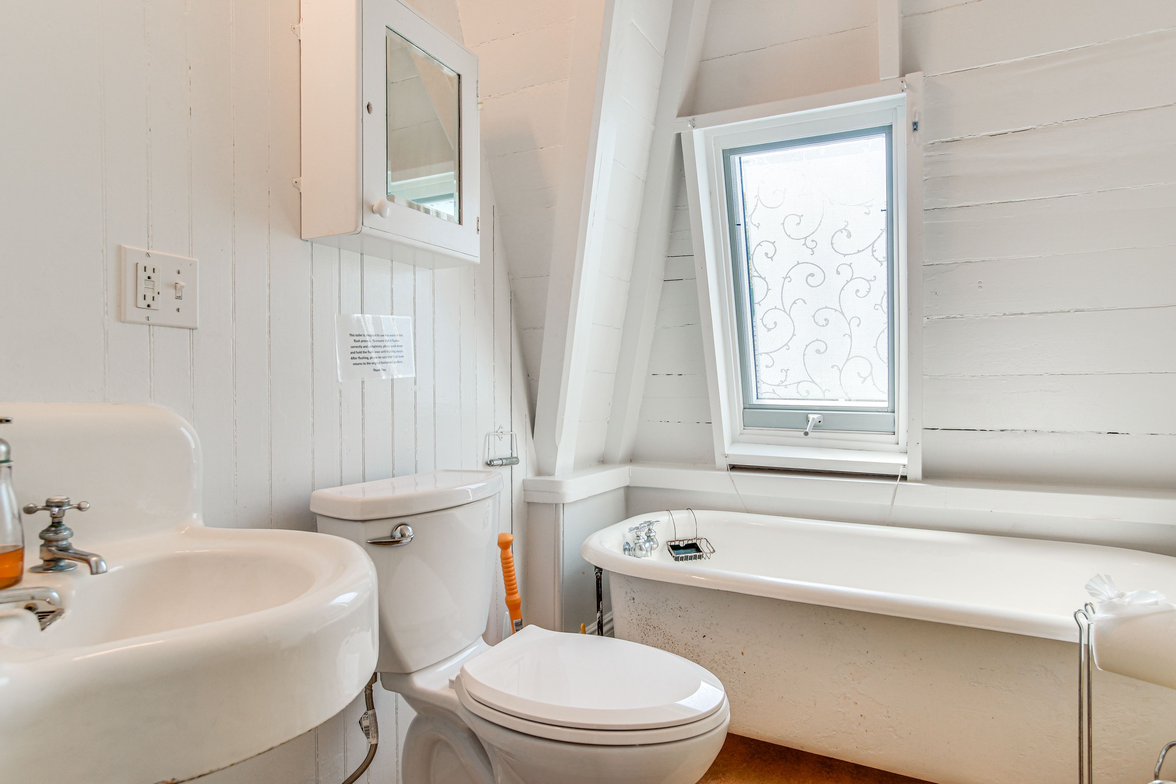 Full Bathroom | 2nd Floor