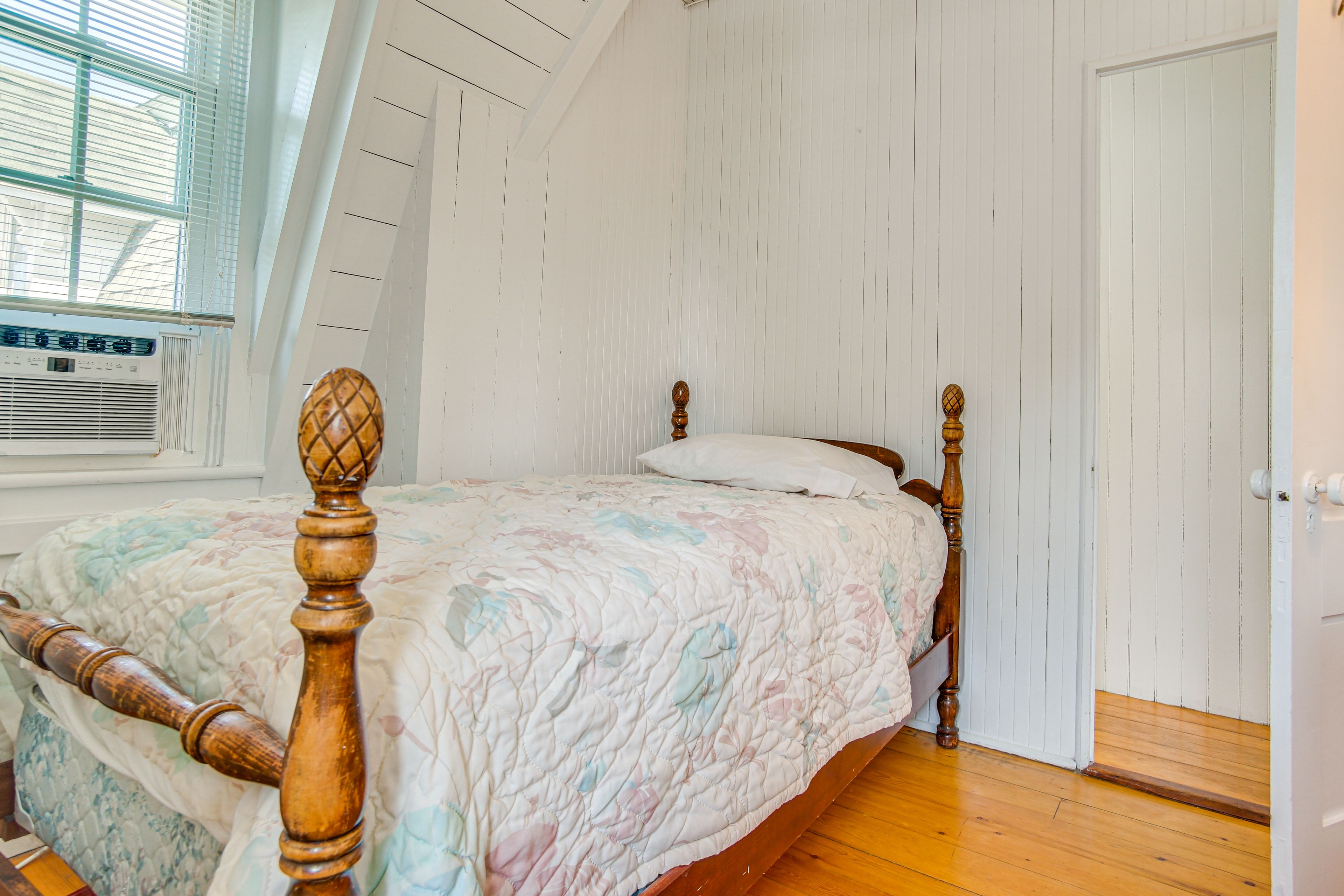 Bedroom 5 | Twin Bed | 2nd Floor