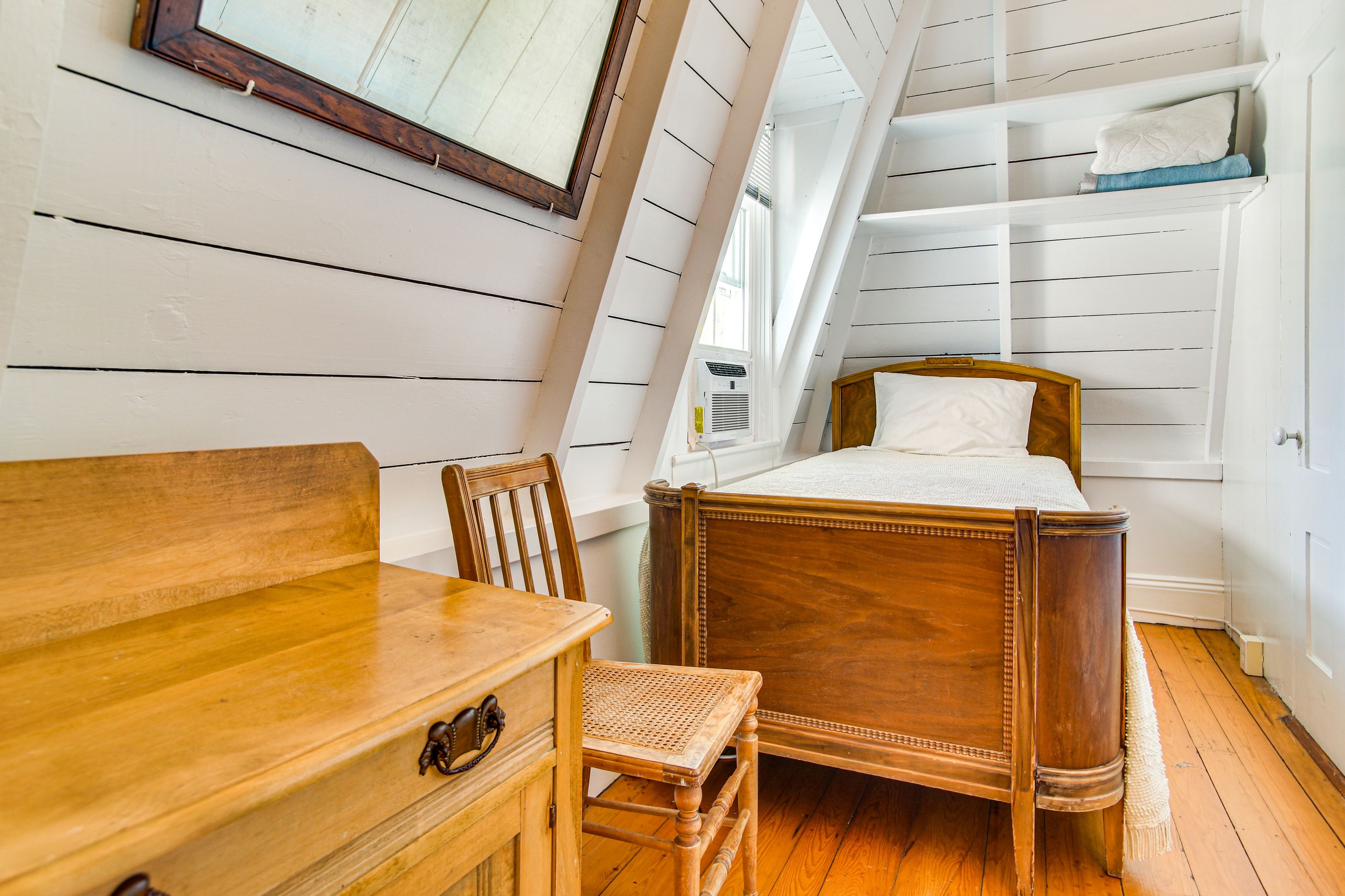 Bedroom 2 | Twin Bed | 2nd Floor