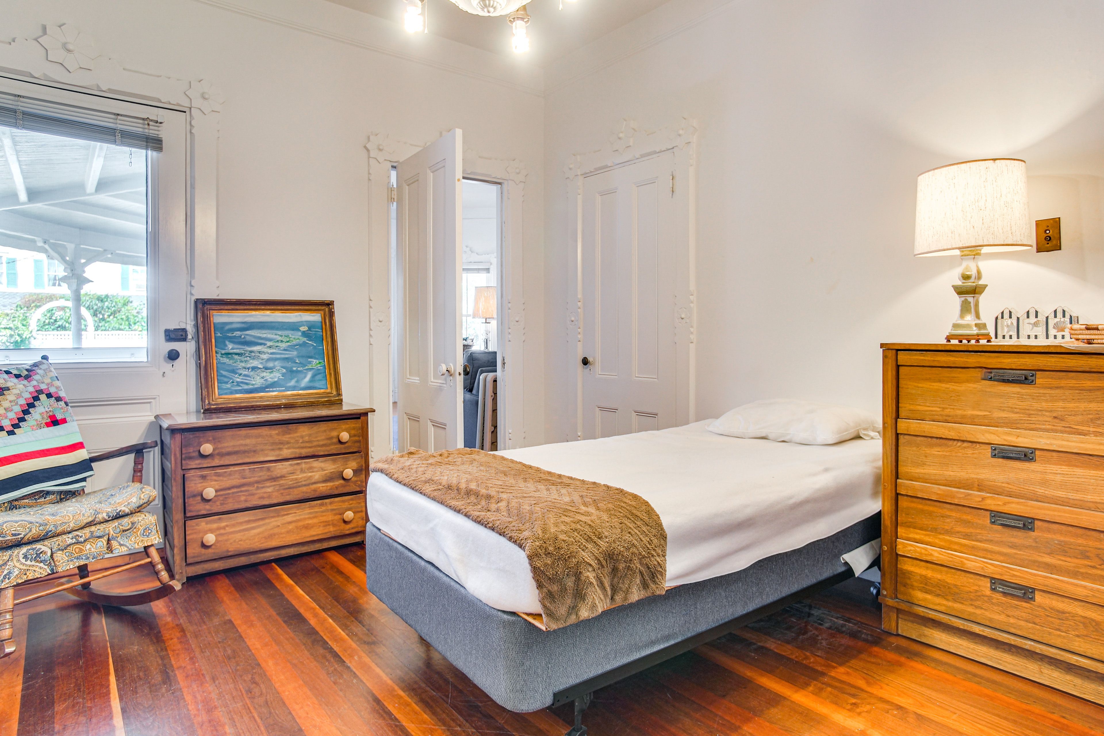 Bedroom 1 | Twin Bed | 1st Floor