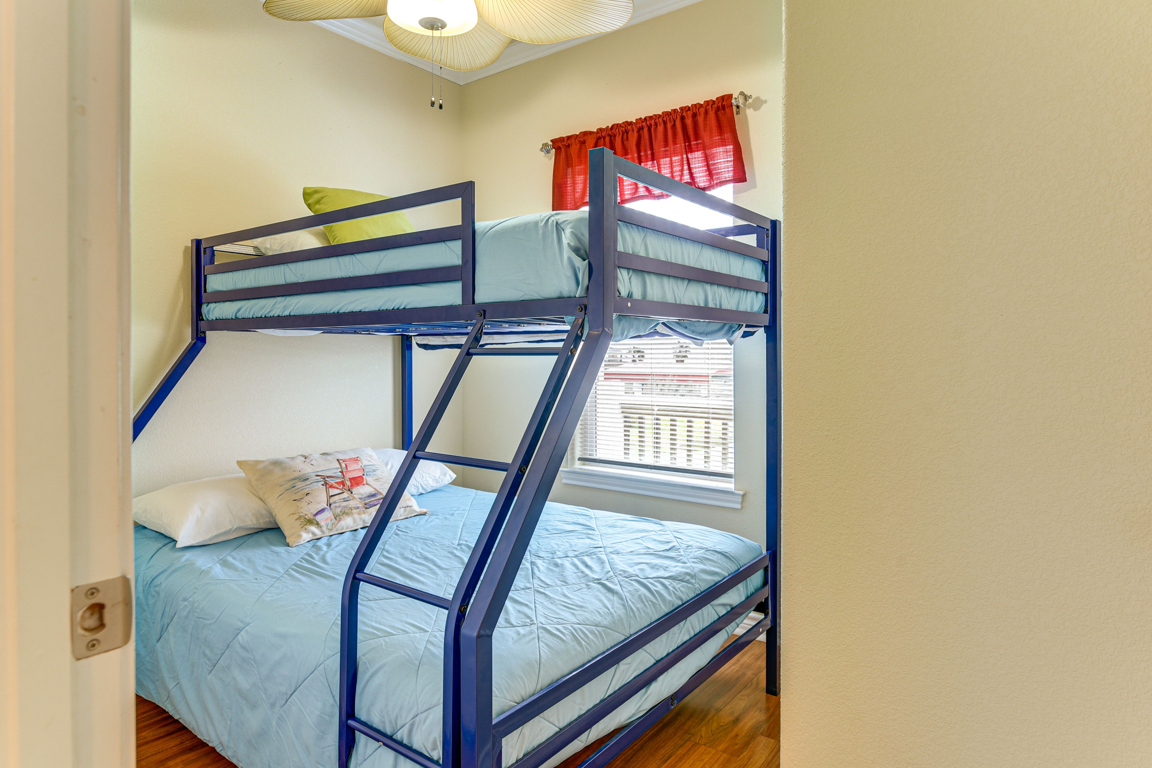 Bedroom 3 | Twin/Full Bunk Bed