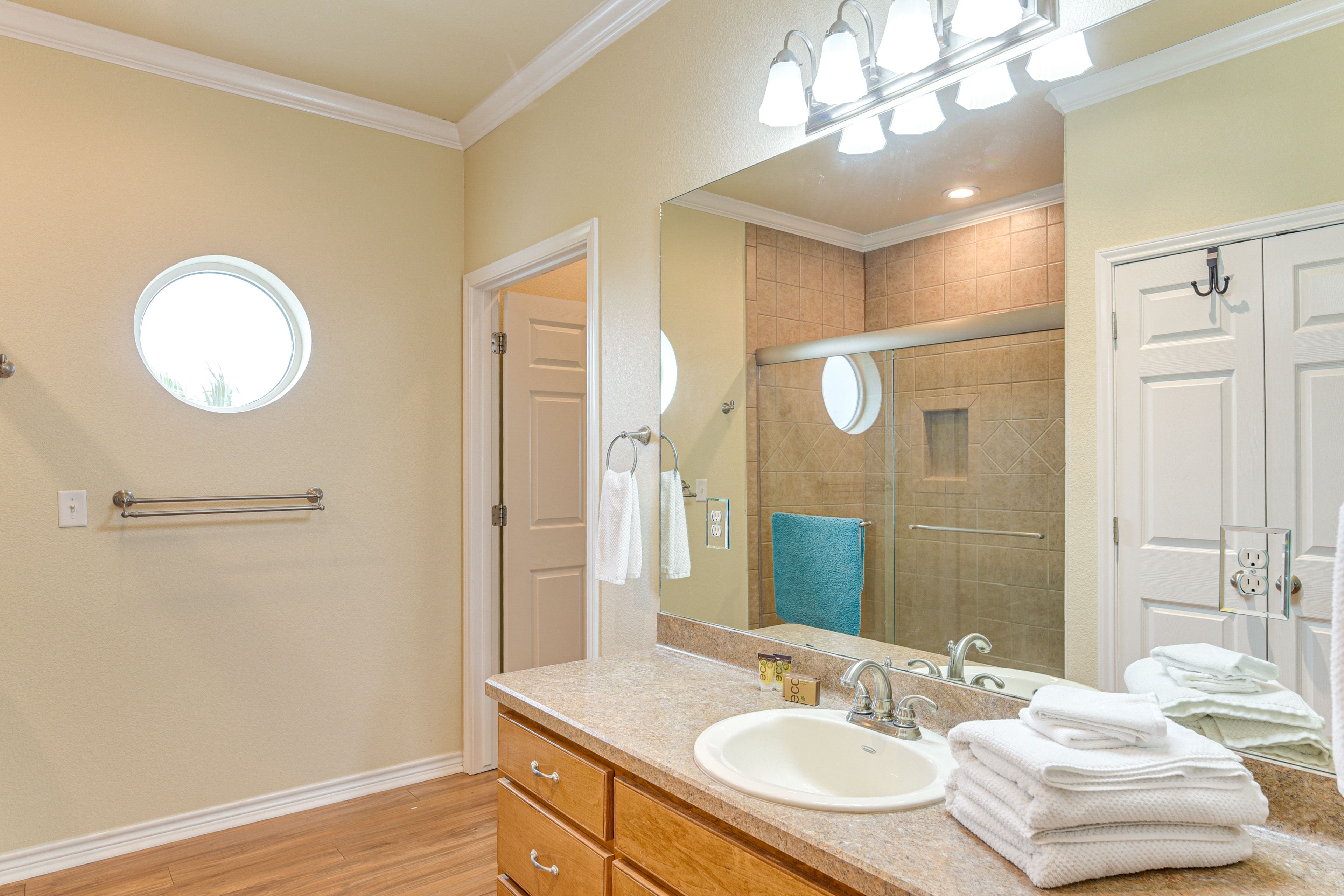 Full Bathroom | Towels Provided