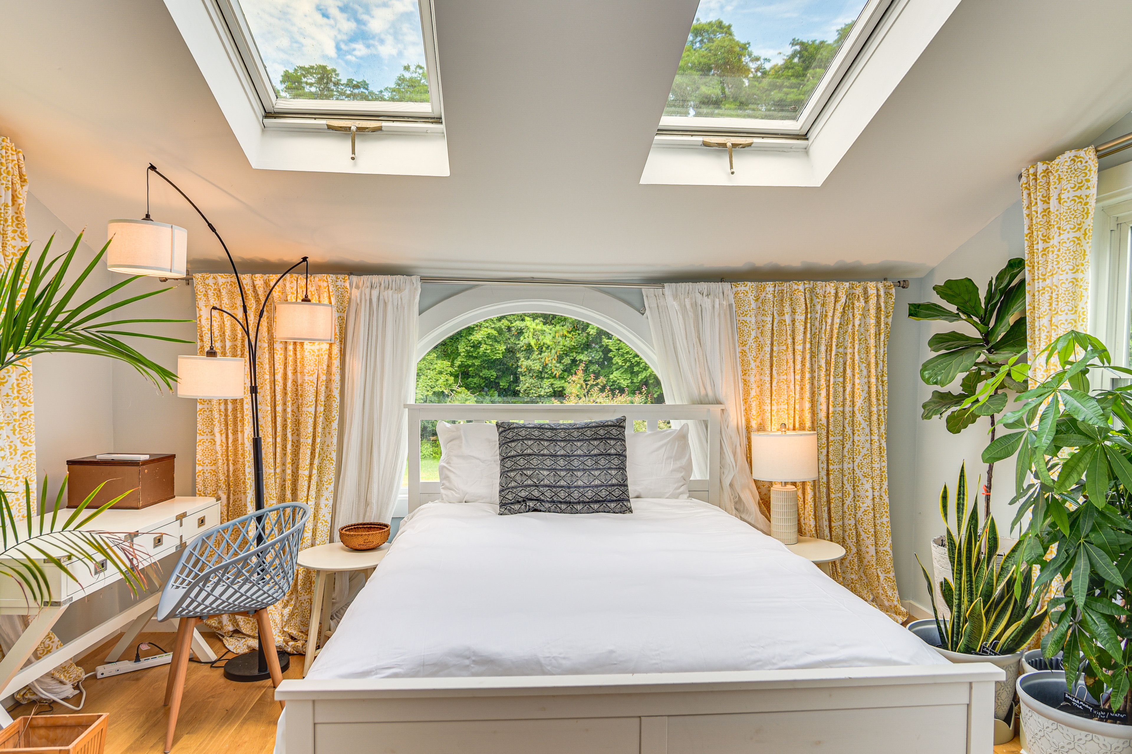 Bedroom 1 | Queen Bed | Desk | 1st Floor