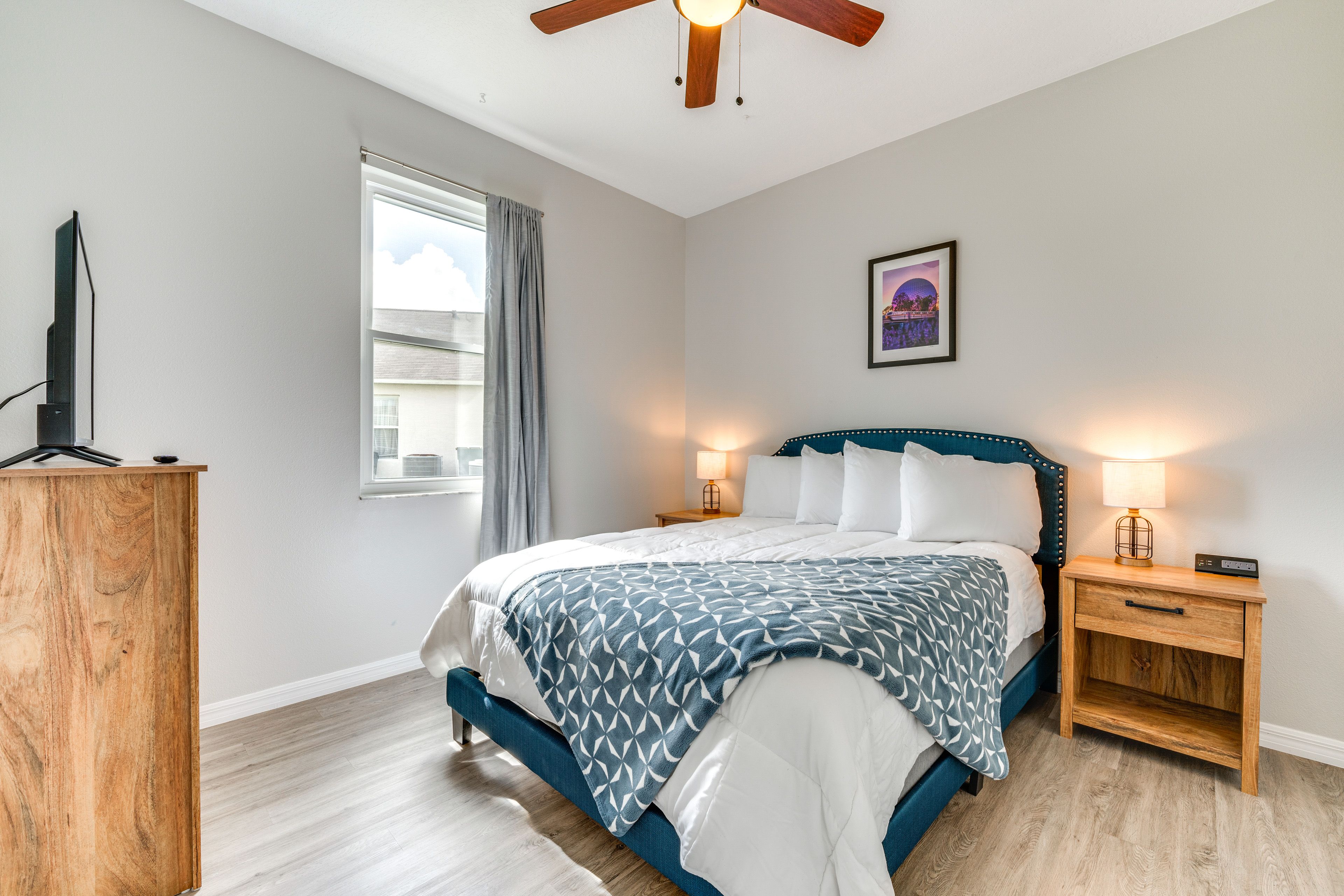 Bedroom 3 | Queen Bed | 1st Floor | Smart TV