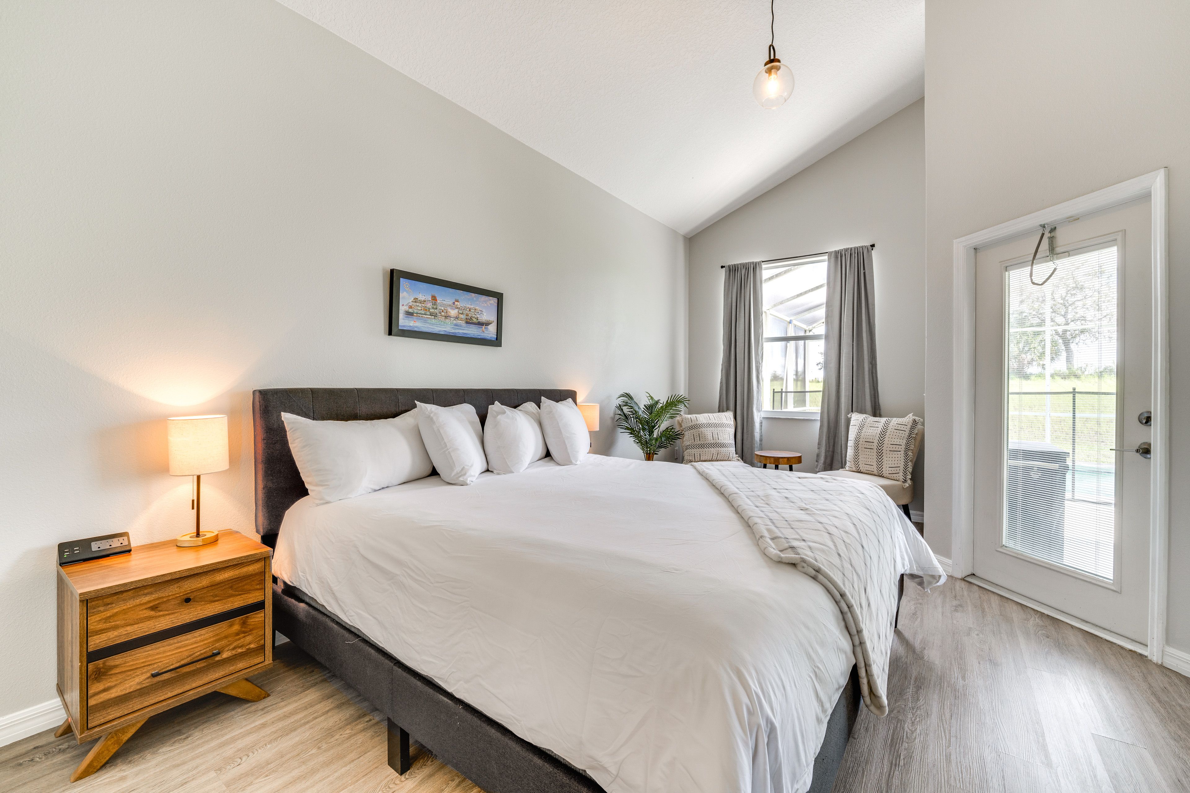 Bedroom 1 | King Bed | 1st Floor | Linens Provided | Smart TV