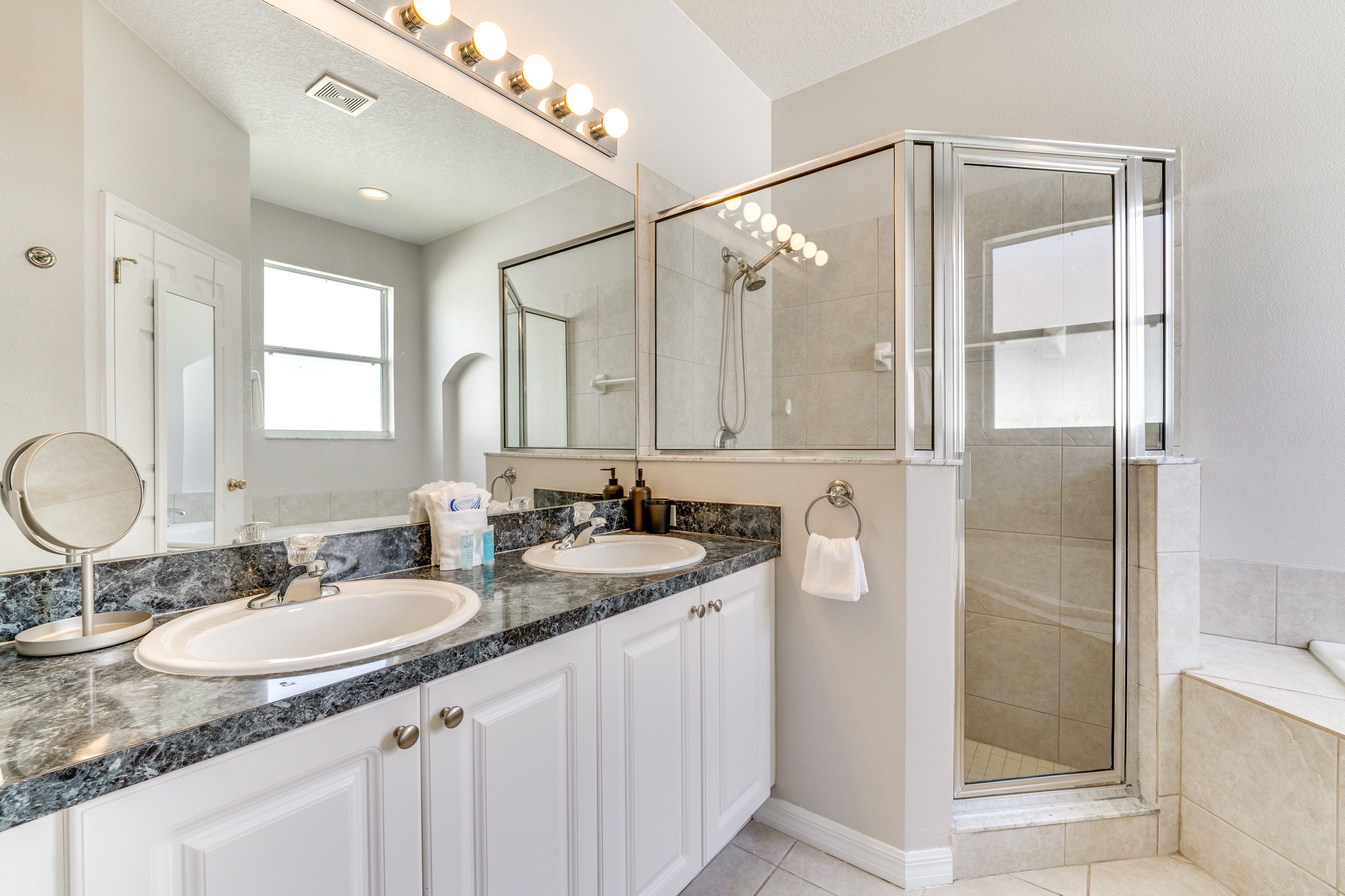 En-Suite Bathroom | 1st Floor | Soaking Tub