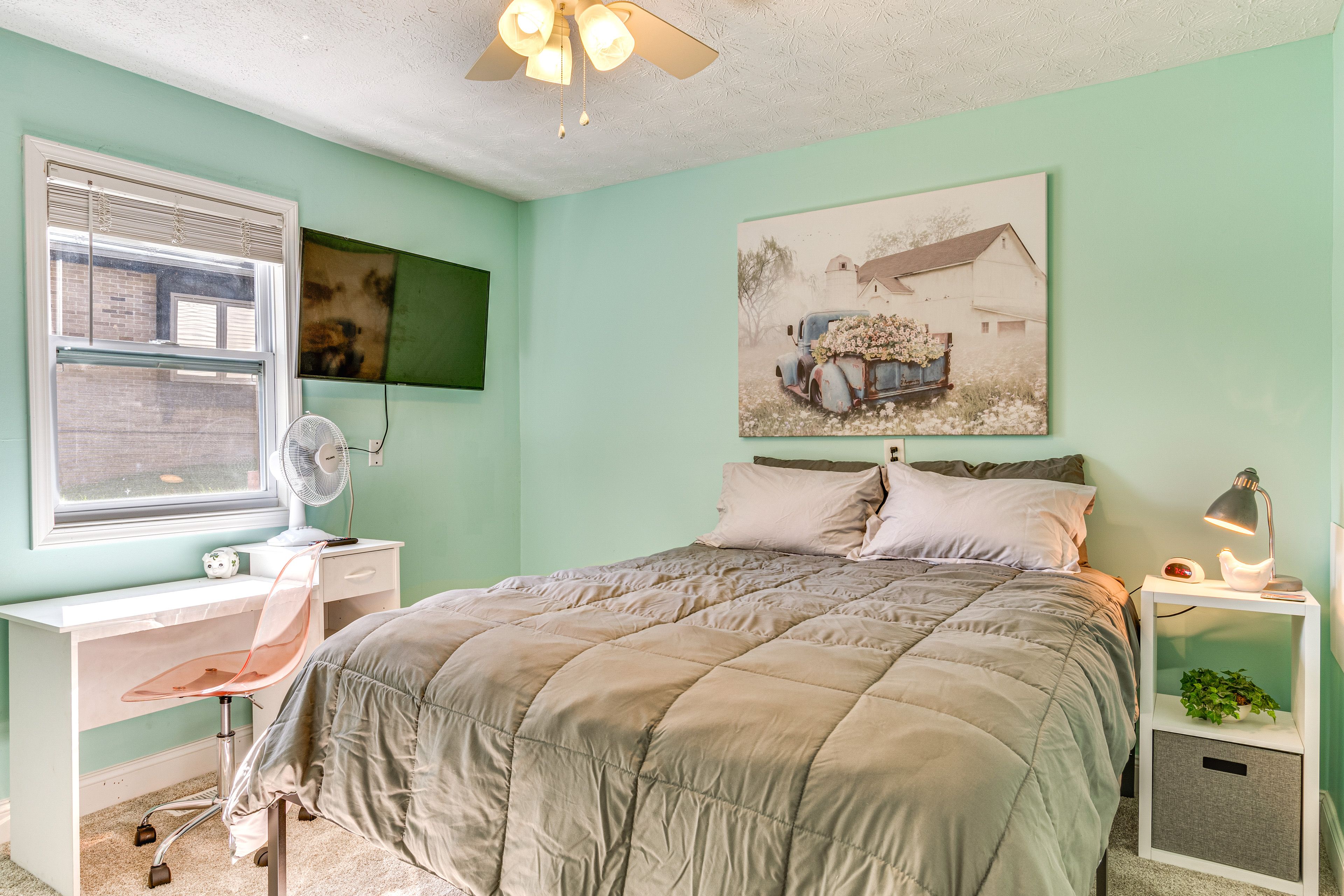 Bedroom 3 | Basement | Queen Bed | Smart TV | Laptop-Friendly Workspace