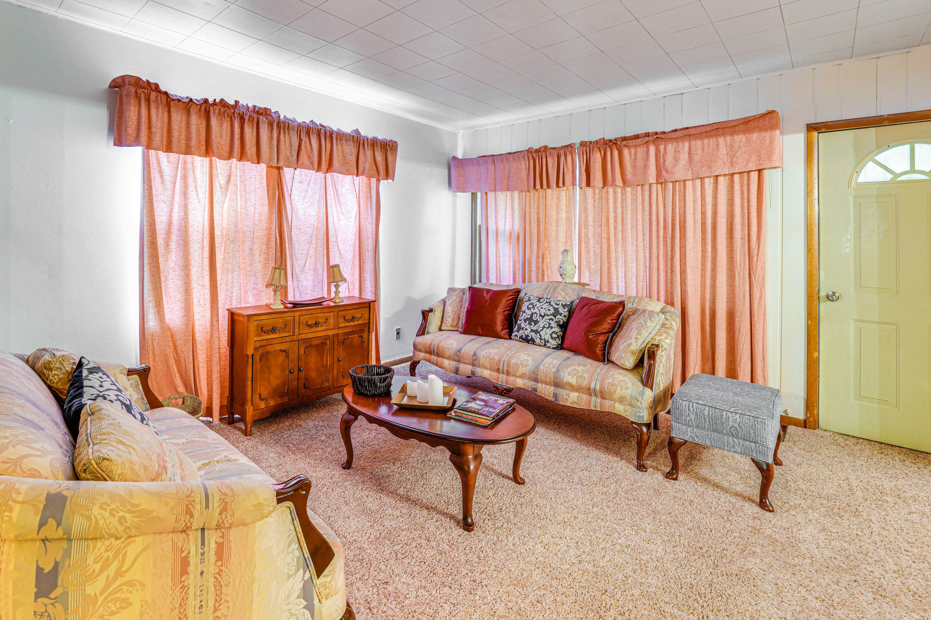 Living Room | Main Level | Smart TV | Free WiFi